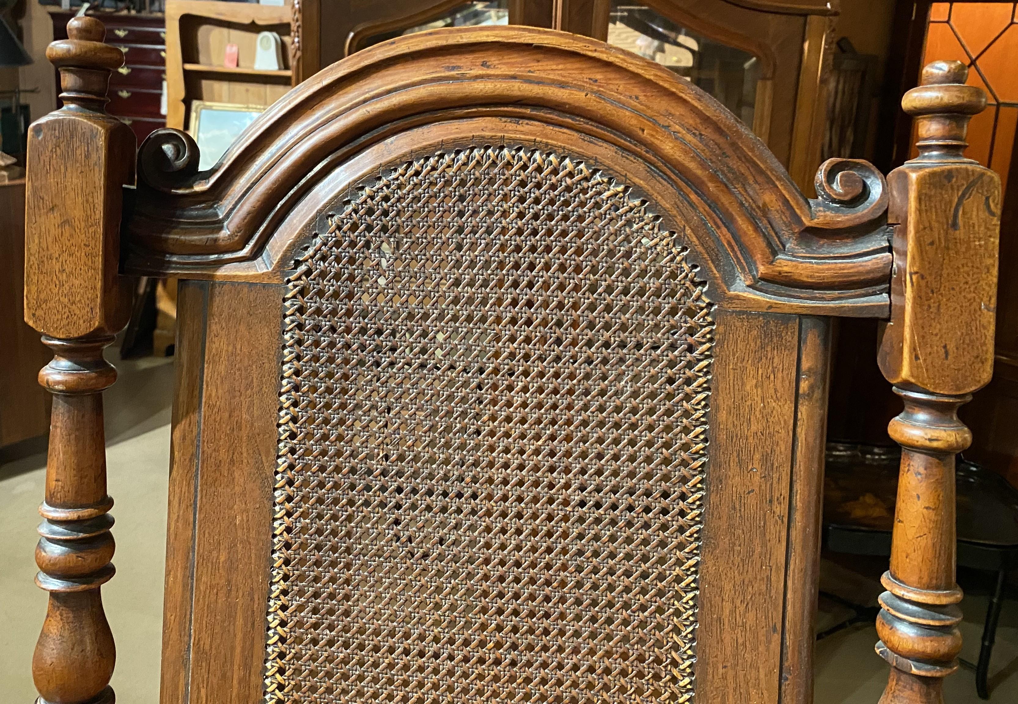 Recamier italiano de nogal tallado de principios del siglo XVIII con entramado en venta 1
