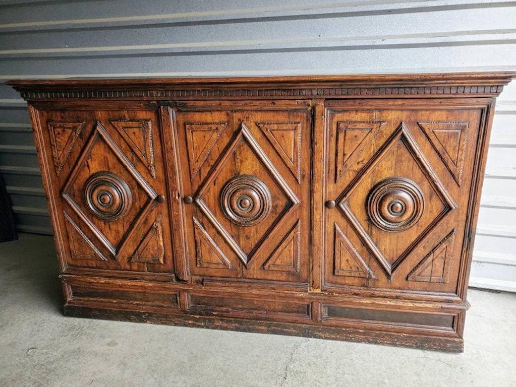 A rare and exceptional Baroque period hand carved walnut sideboard (buffet - credenza) with beautifully aged patina. circa 1700

Hand-crafted in Italy, likely Florence or Bologna, in the early 18th century, possibly 17th century, featuring handsome