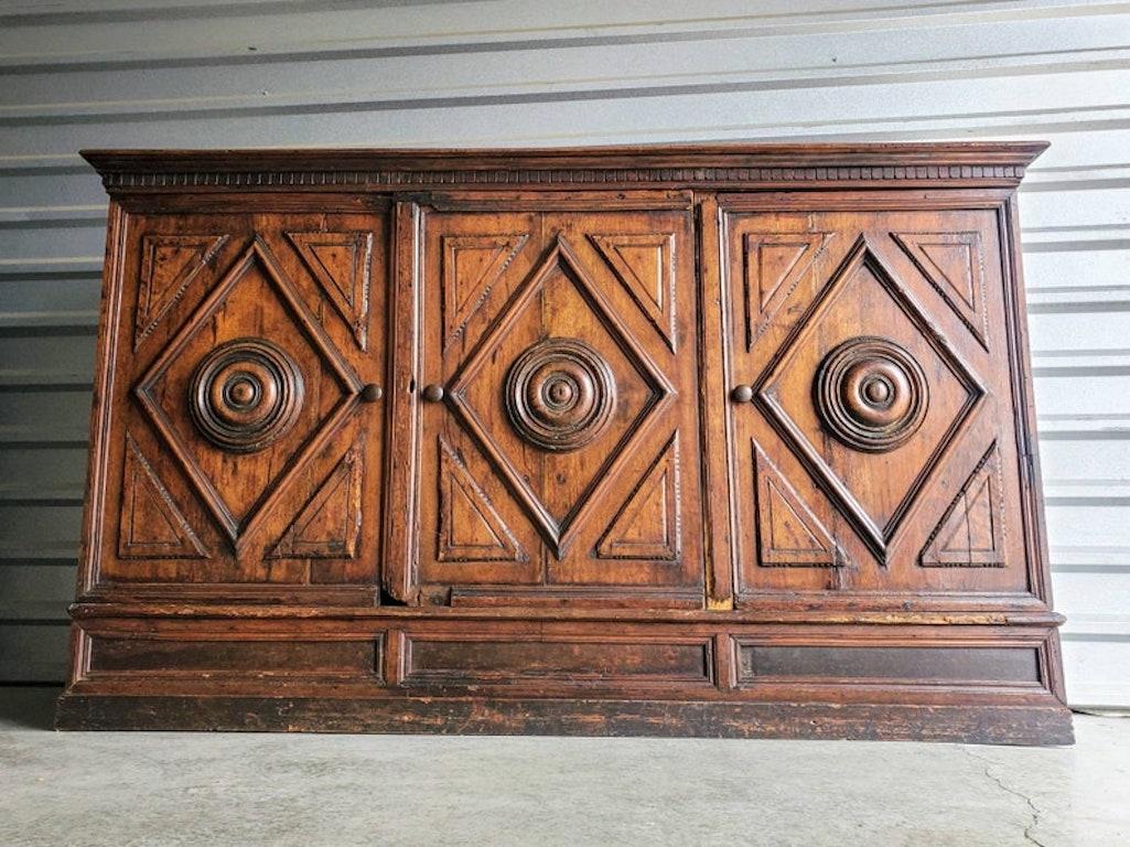 Credenza aparador de nogal tallado de principios del siglo XVIII, época barroca italiana Barroco en venta