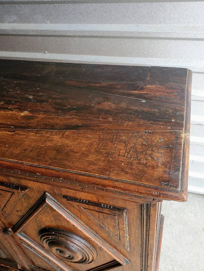 Credenza aparador de nogal tallado de principios del siglo XVIII, época barroca italiana en venta 2