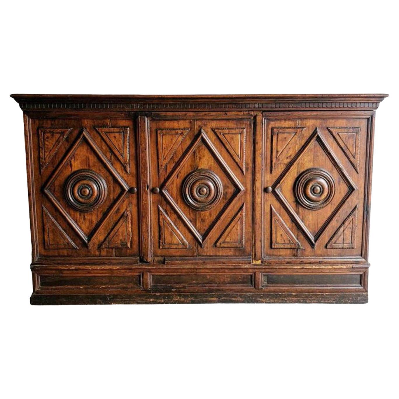 Frühes 18. Jahrhundert Italienischer Barock Geschnitztes Nussbaum Sideboard Credenza 