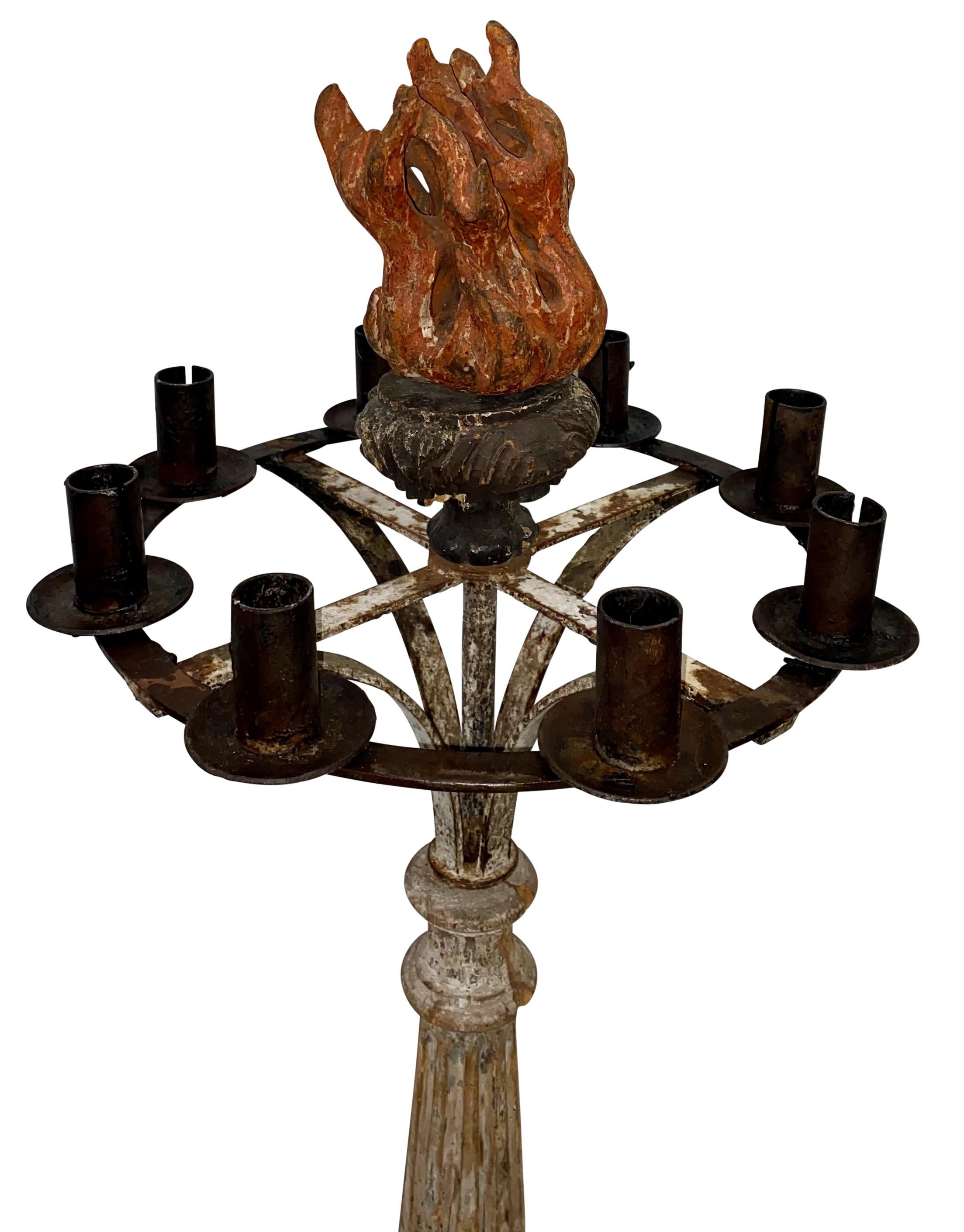 Sculpté Début du 18e siècle - Candélabre italien en bois sculpté et en fonte Stand de bougie en vente