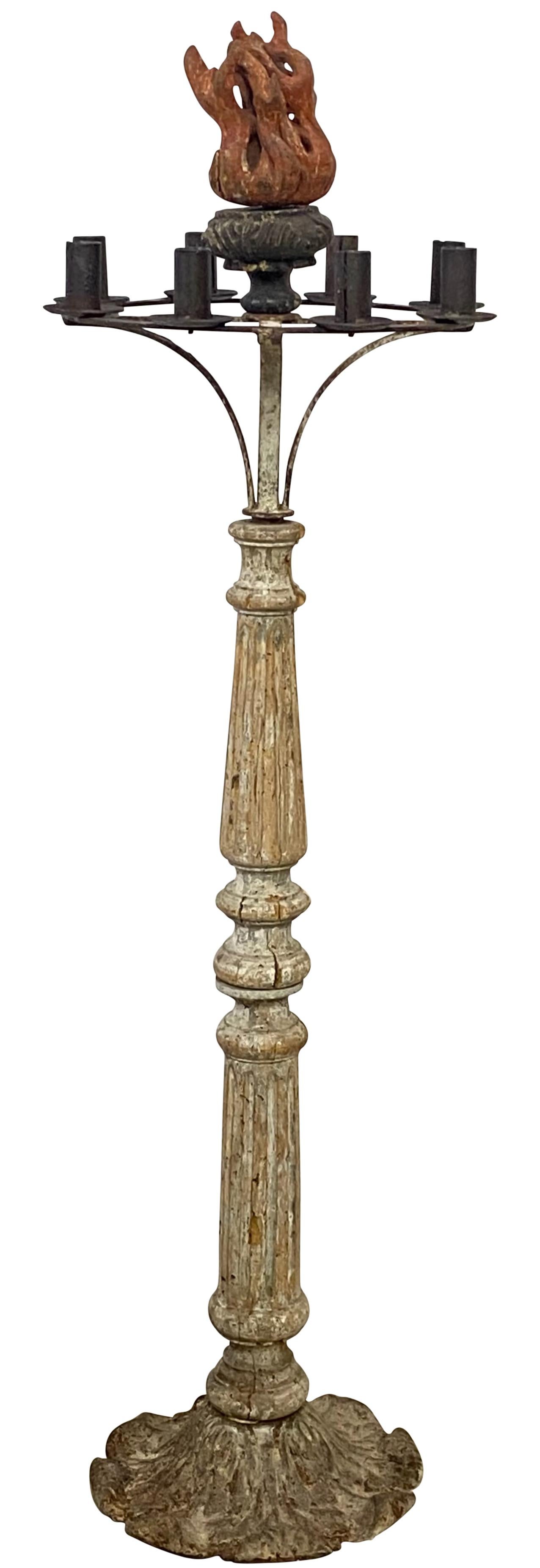 Fer Début du 18e siècle - Candélabre italien en bois sculpté et en fonte Stand de bougie en vente