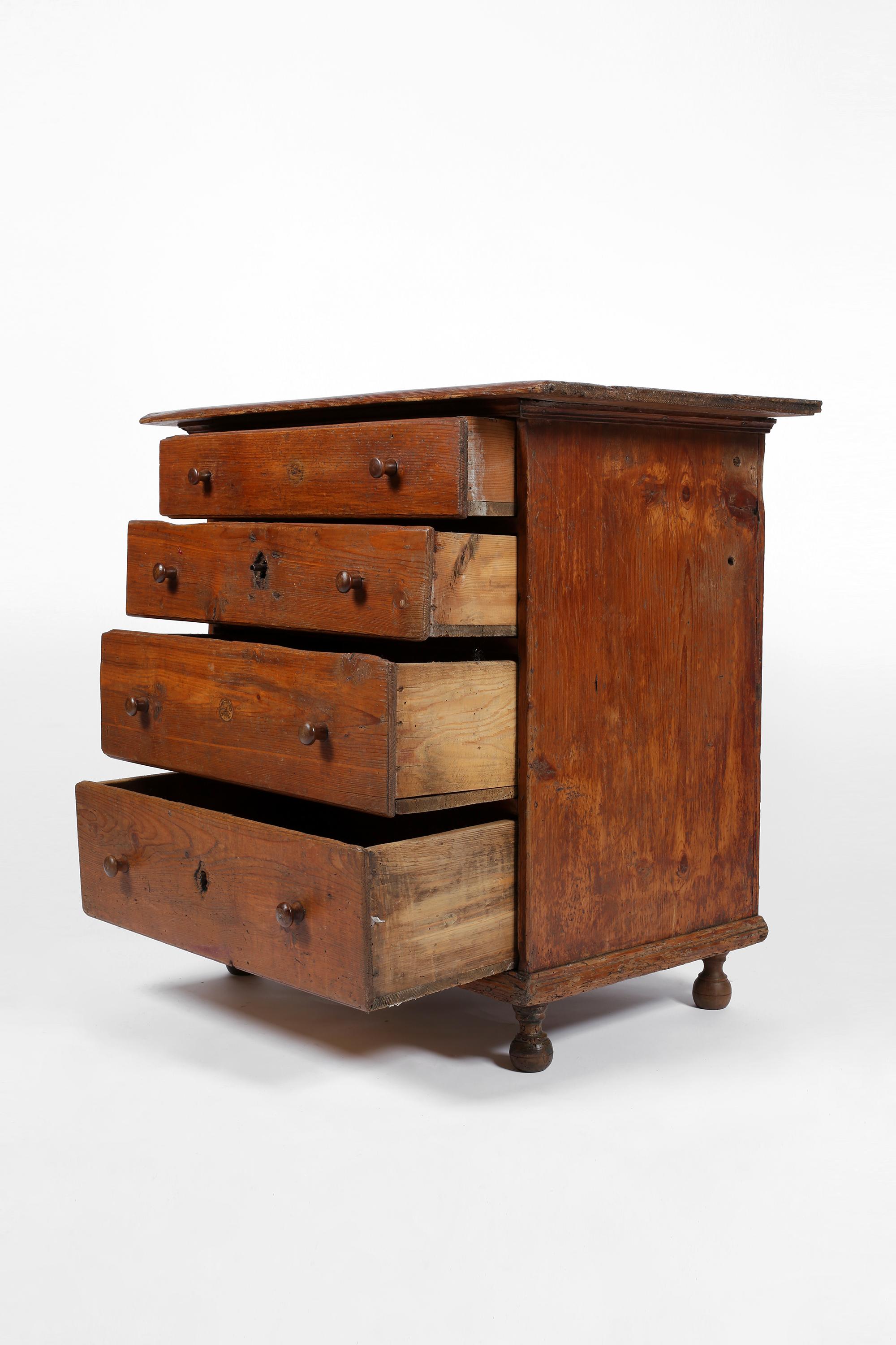 Early 18th Century Italian Chest of Draws in Pine and Elm - Veneto, circa 1700 For Sale 7