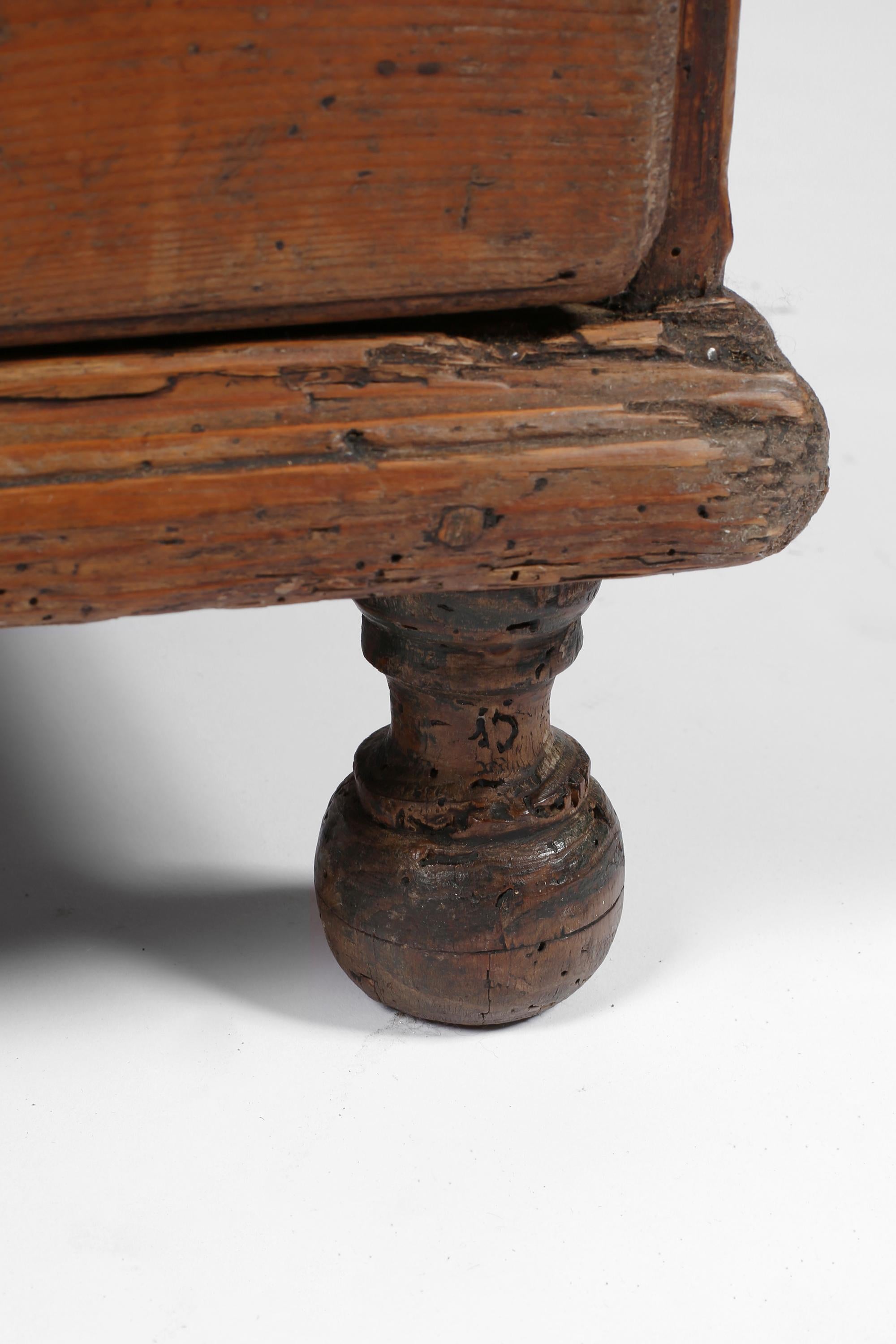 Commode italienne du début du XVIIIe siècle en pin et orme - Vénétie vers 1700 en vente 7