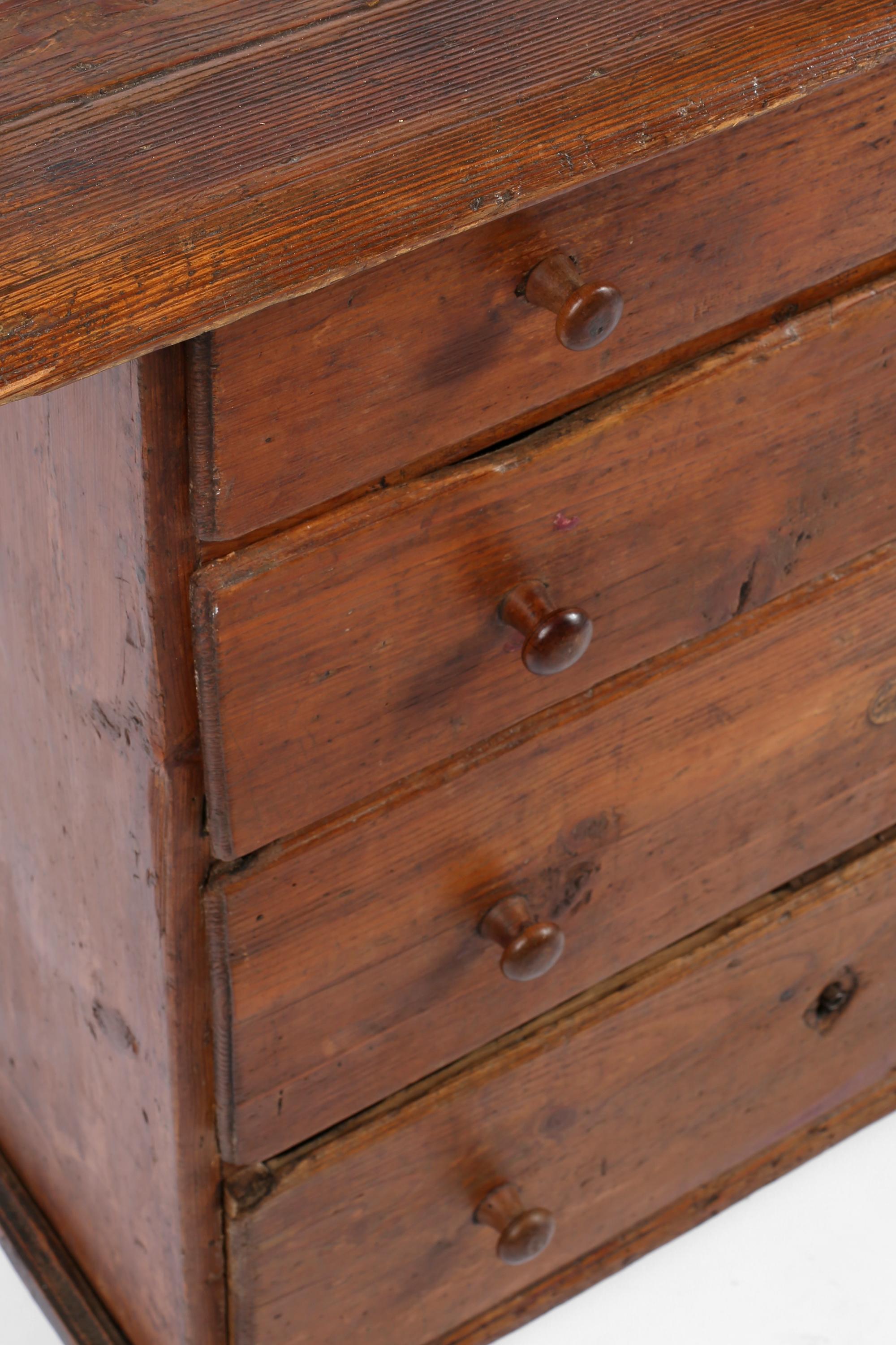 Early 18th Century Italian Chest of Draws in Pine and Elm - Veneto, circa 1700 For Sale 10