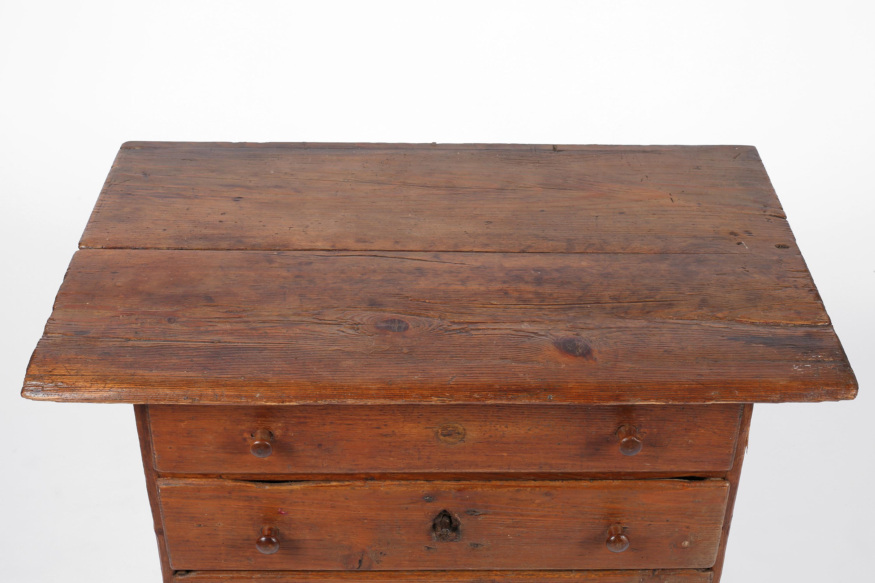 Early 18th Century Italian Chest of Draws in Pine and Elm - Veneto, circa 1700 For Sale 12