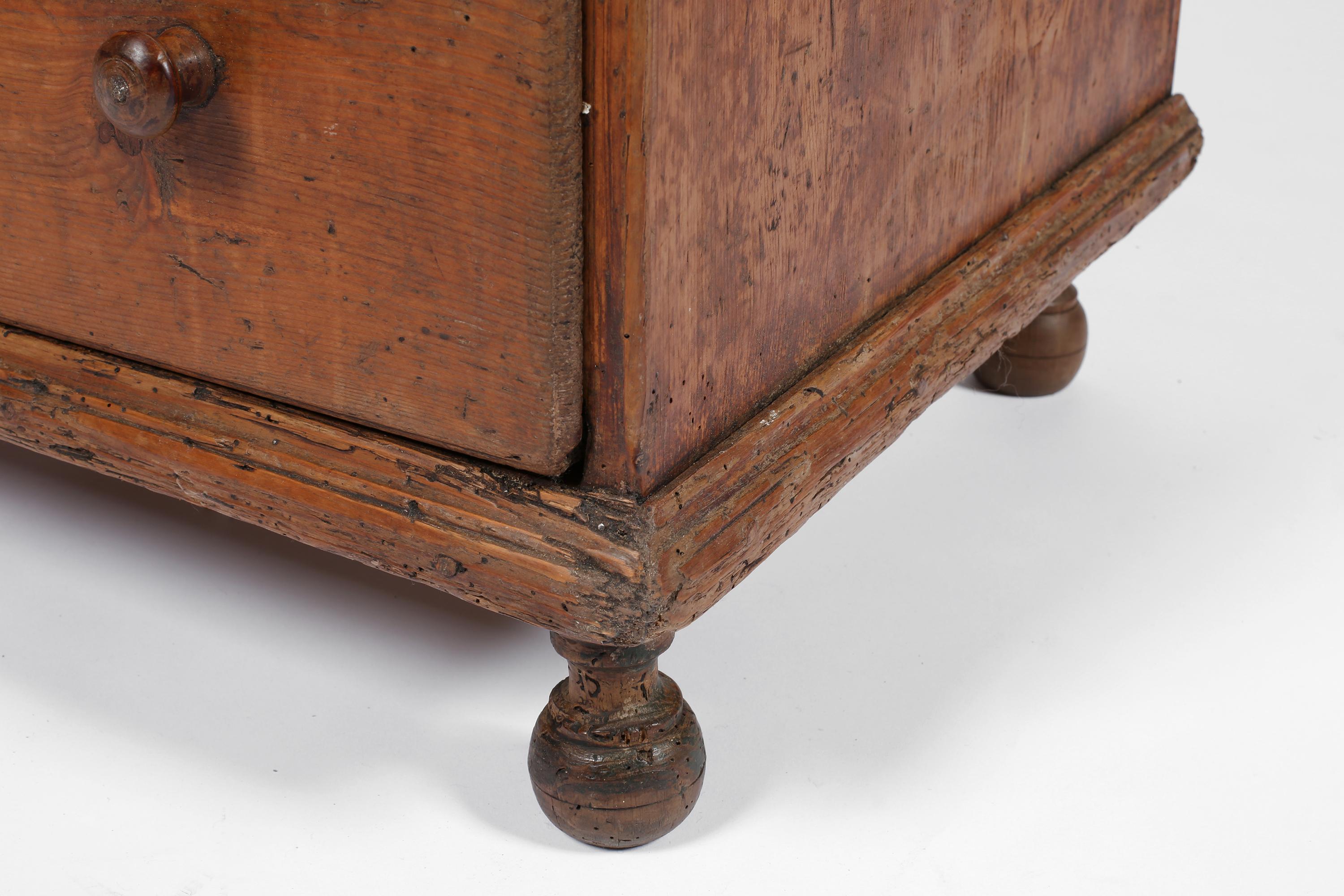 Early 18th Century Italian Chest of Draws in Pine and Elm - Veneto, circa 1700 In Good Condition For Sale In London, GB