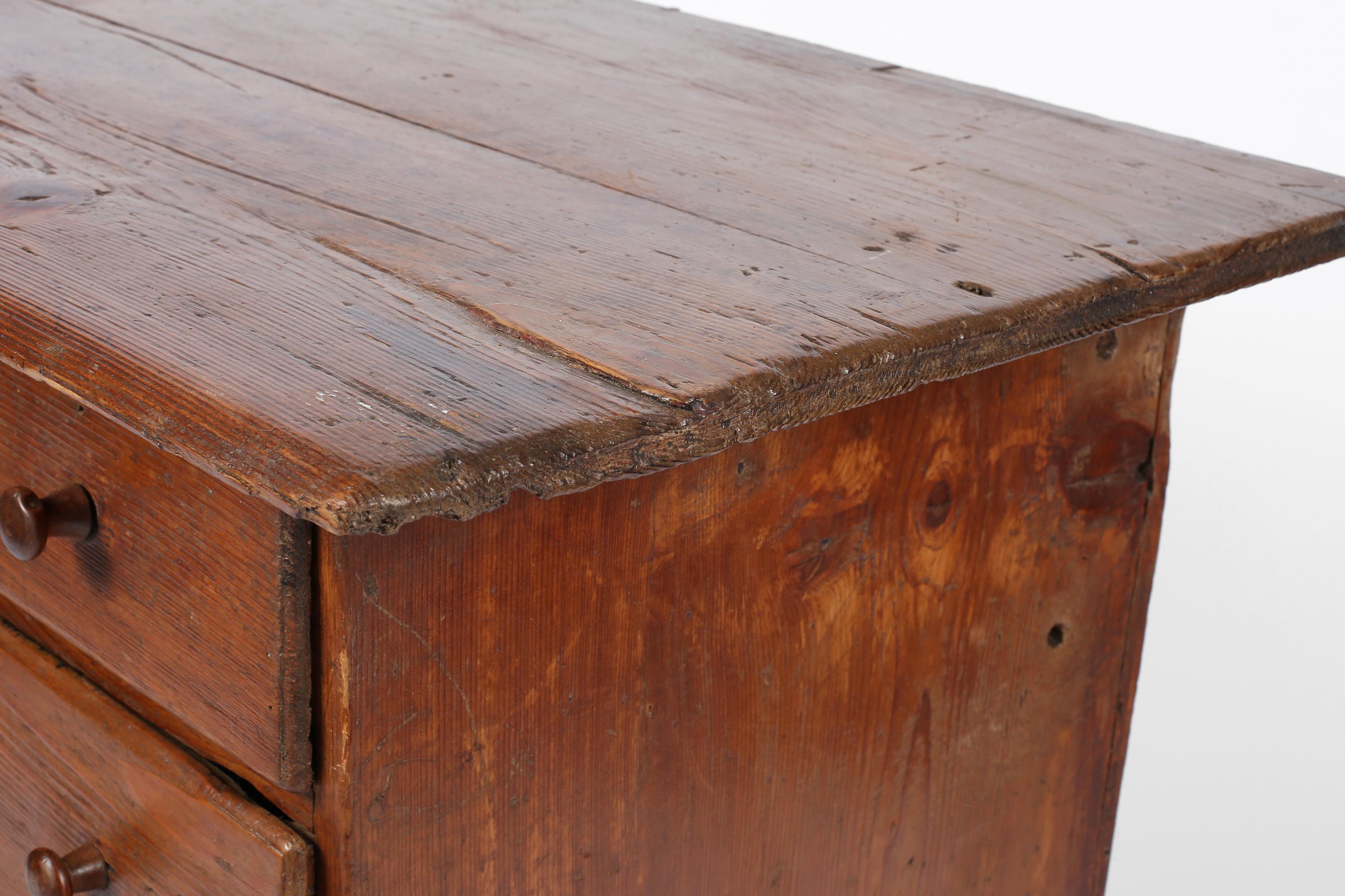 Early 18th Century Italian Chest of Draws in Pine and Elm - Veneto, circa 1700 For Sale 1