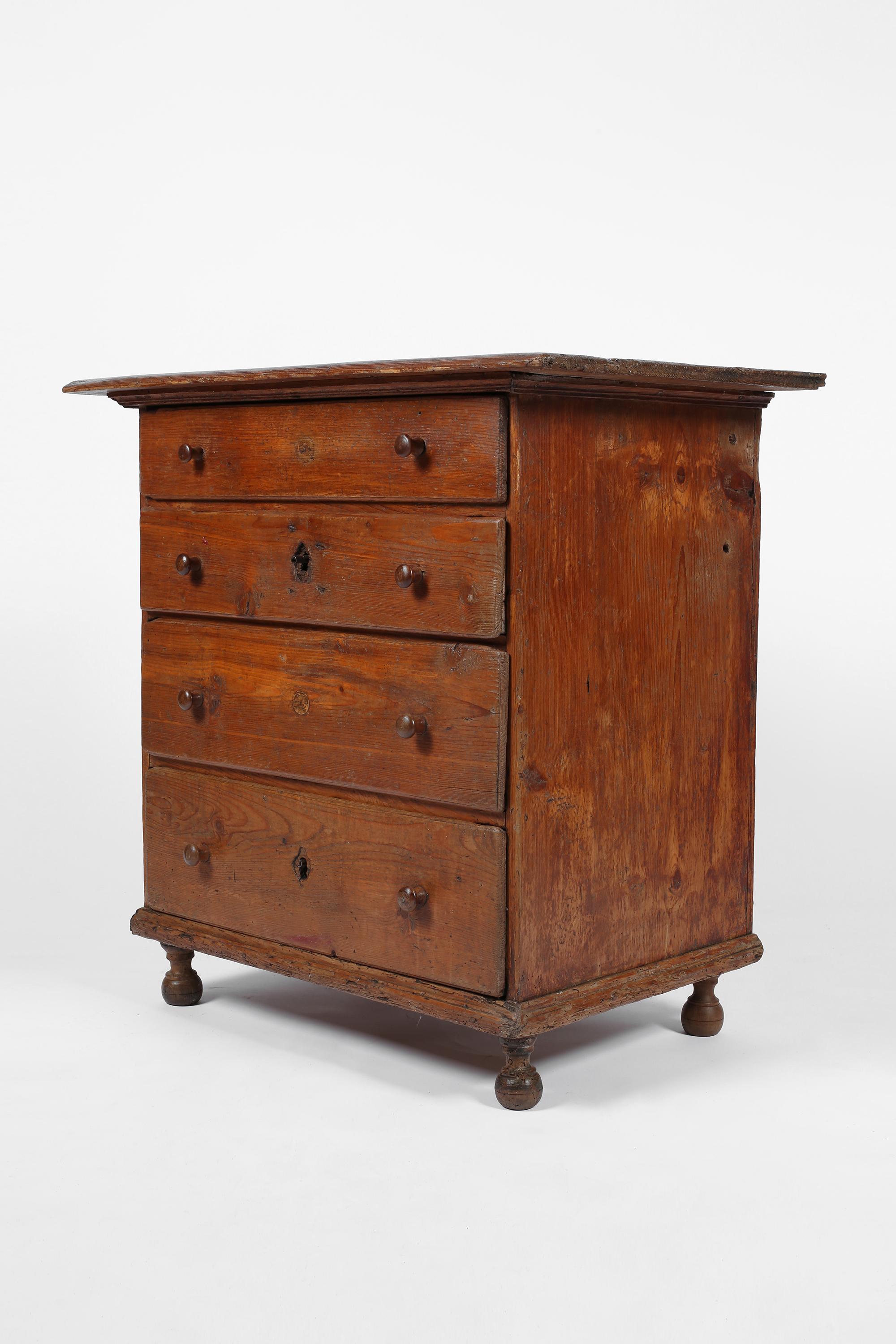 Early 18th Century Italian Chest of Draws in Pine and Elm - Veneto, circa 1700 For Sale 3