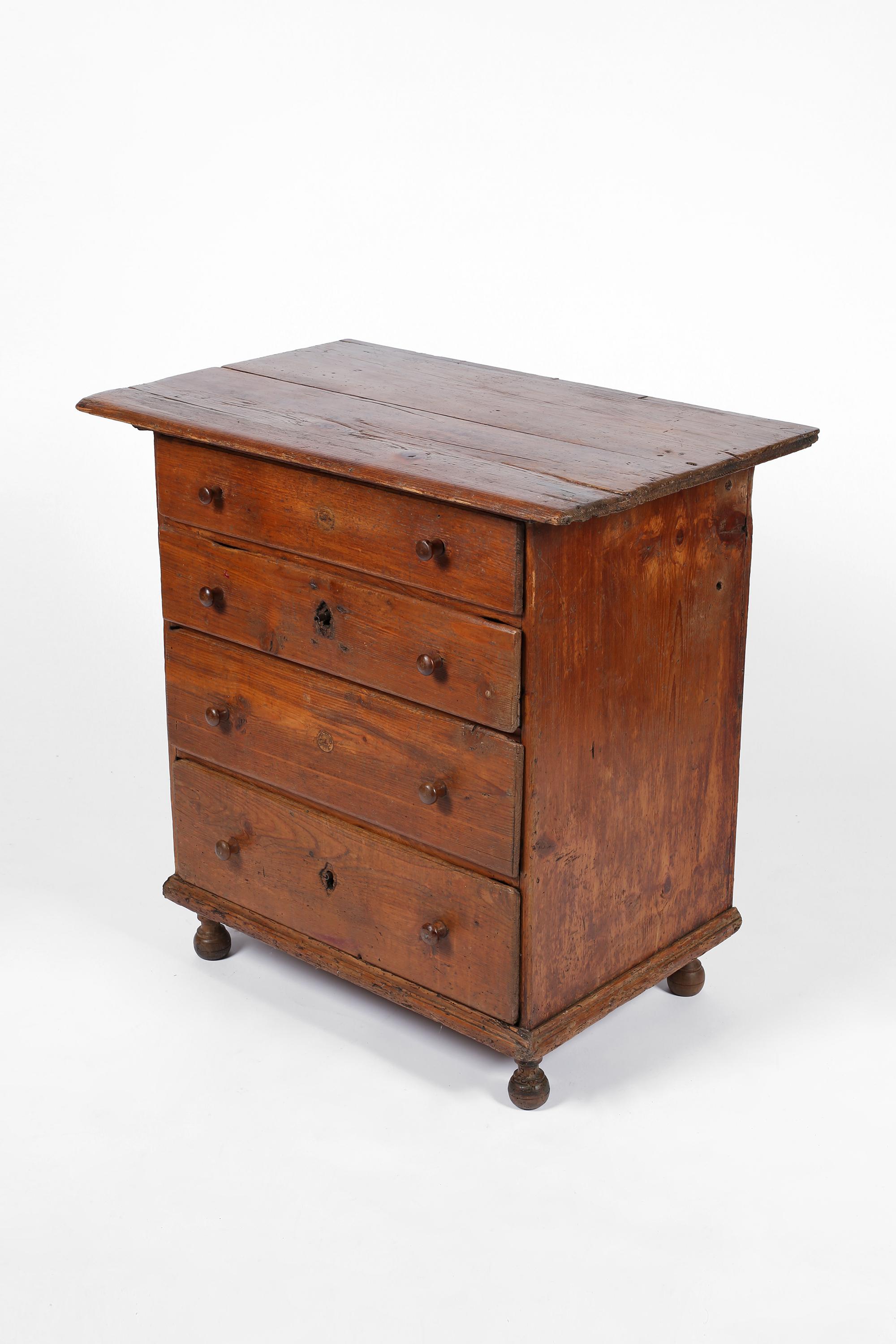 Early 18th Century Italian Chest of Draws in Pine and Elm - Veneto, circa 1700 For Sale 4