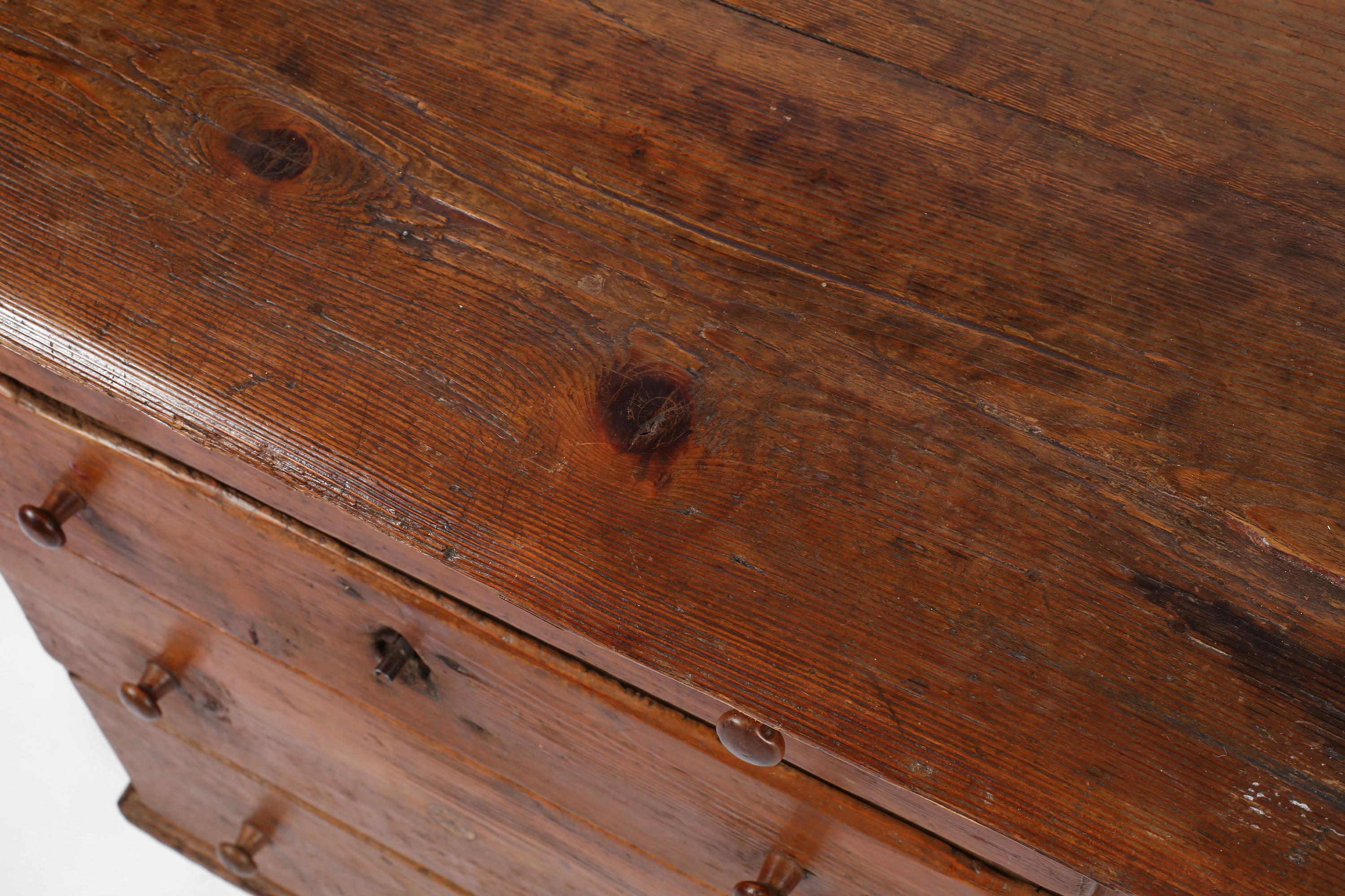 Early 18th Century Italian Chest of Draws in Pine and Elm - Veneto, circa 1700 For Sale 6