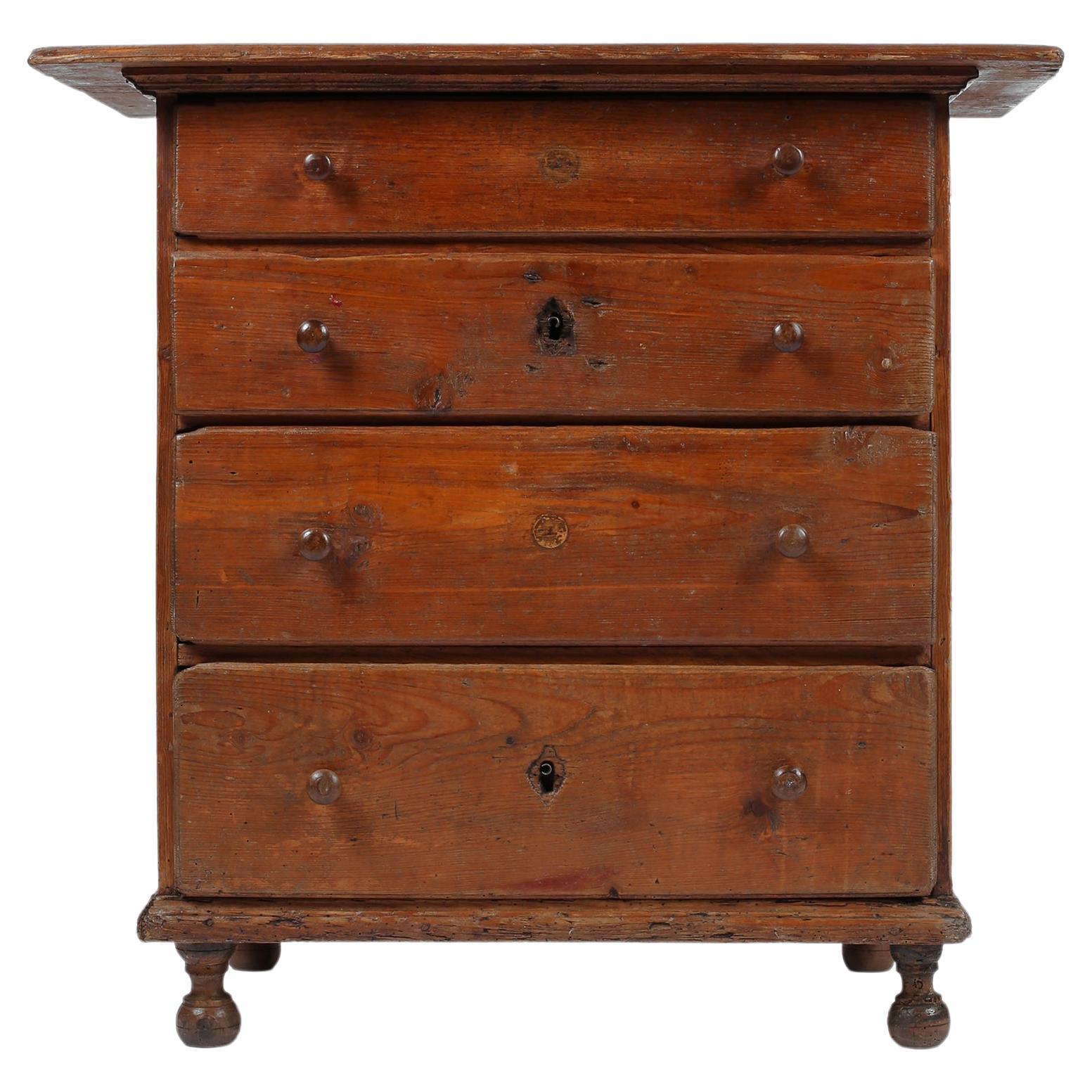 Early 18th Century Italian Chest of Draws in Pine and Elm - Veneto, circa 1700 For Sale