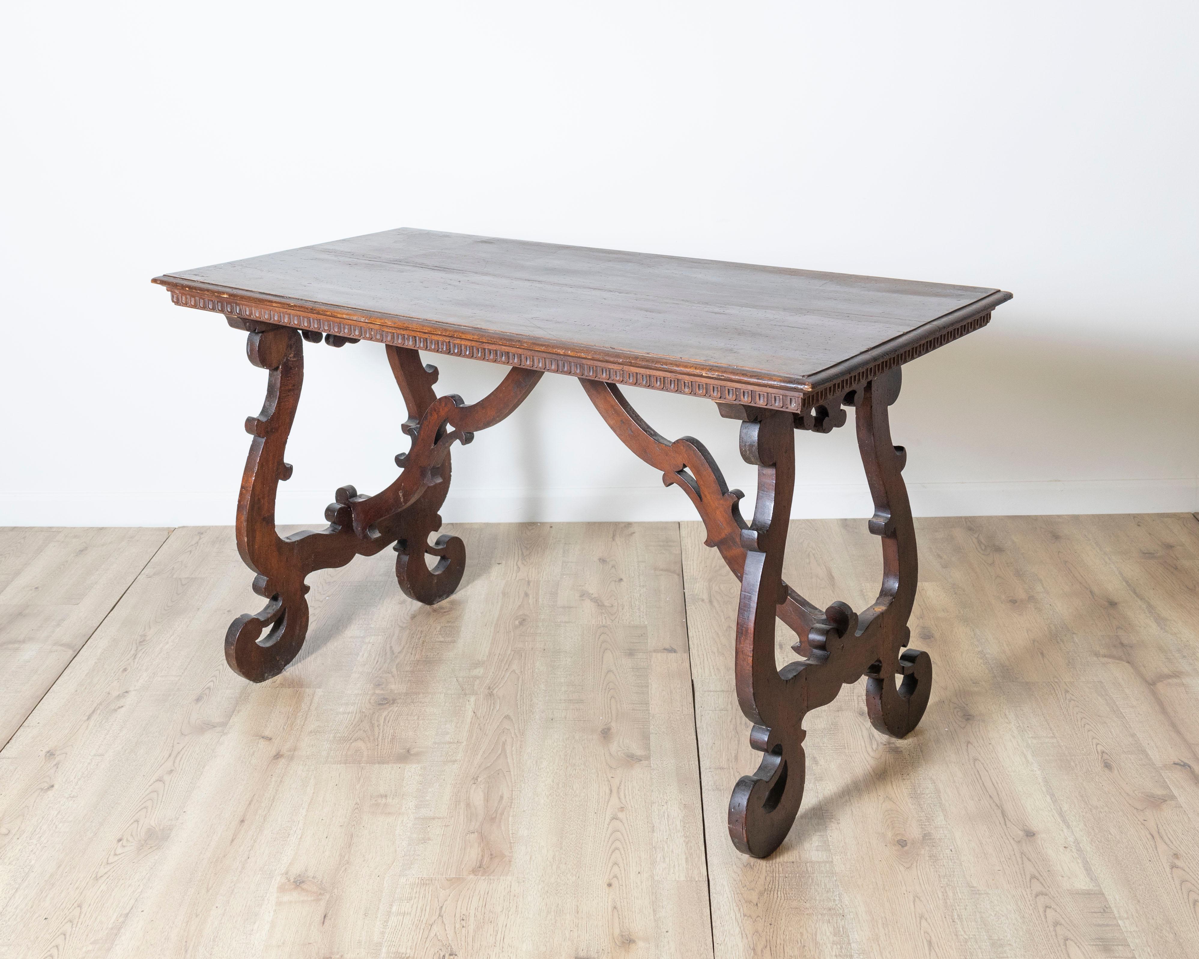 Table Fratino italienne en noyer du début du XVIIIe siècle, d'origine ombrienne Bon état - En vente à Atlanta, GA