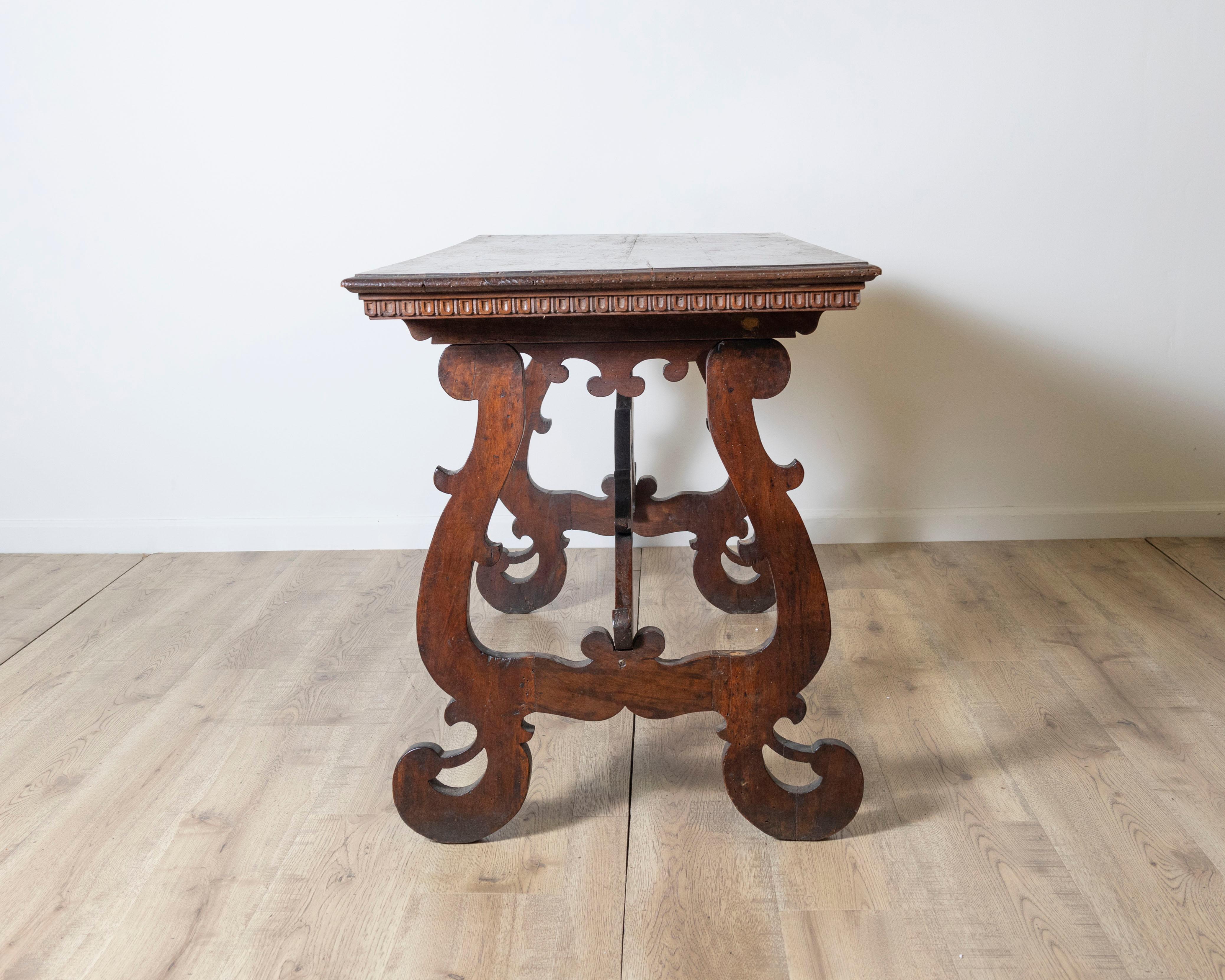 Noyer Table Fratino italienne en noyer du début du XVIIIe siècle, d'origine ombrienne en vente