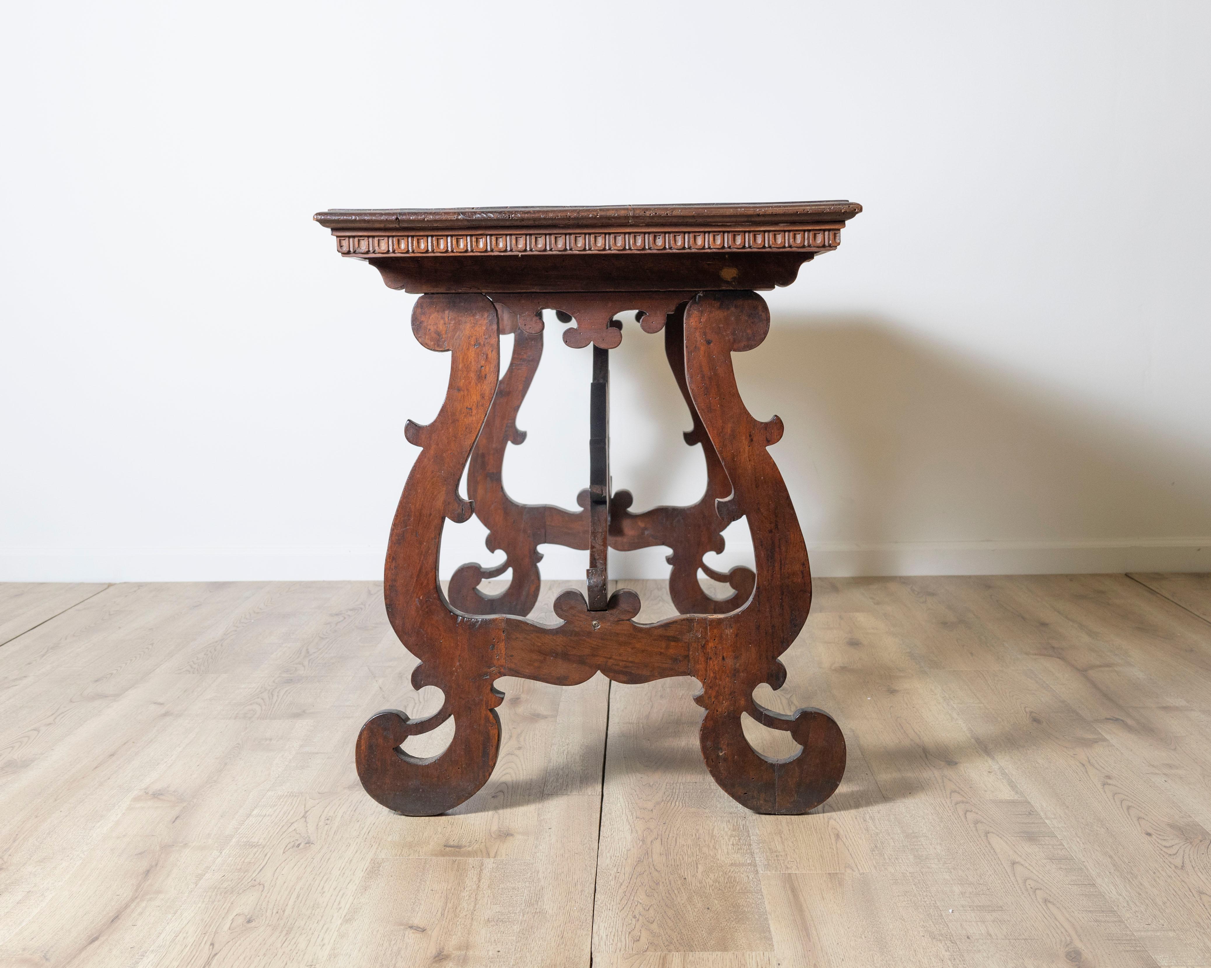 Table Fratino italienne en noyer du début du XVIIIe siècle, d'origine ombrienne en vente 1