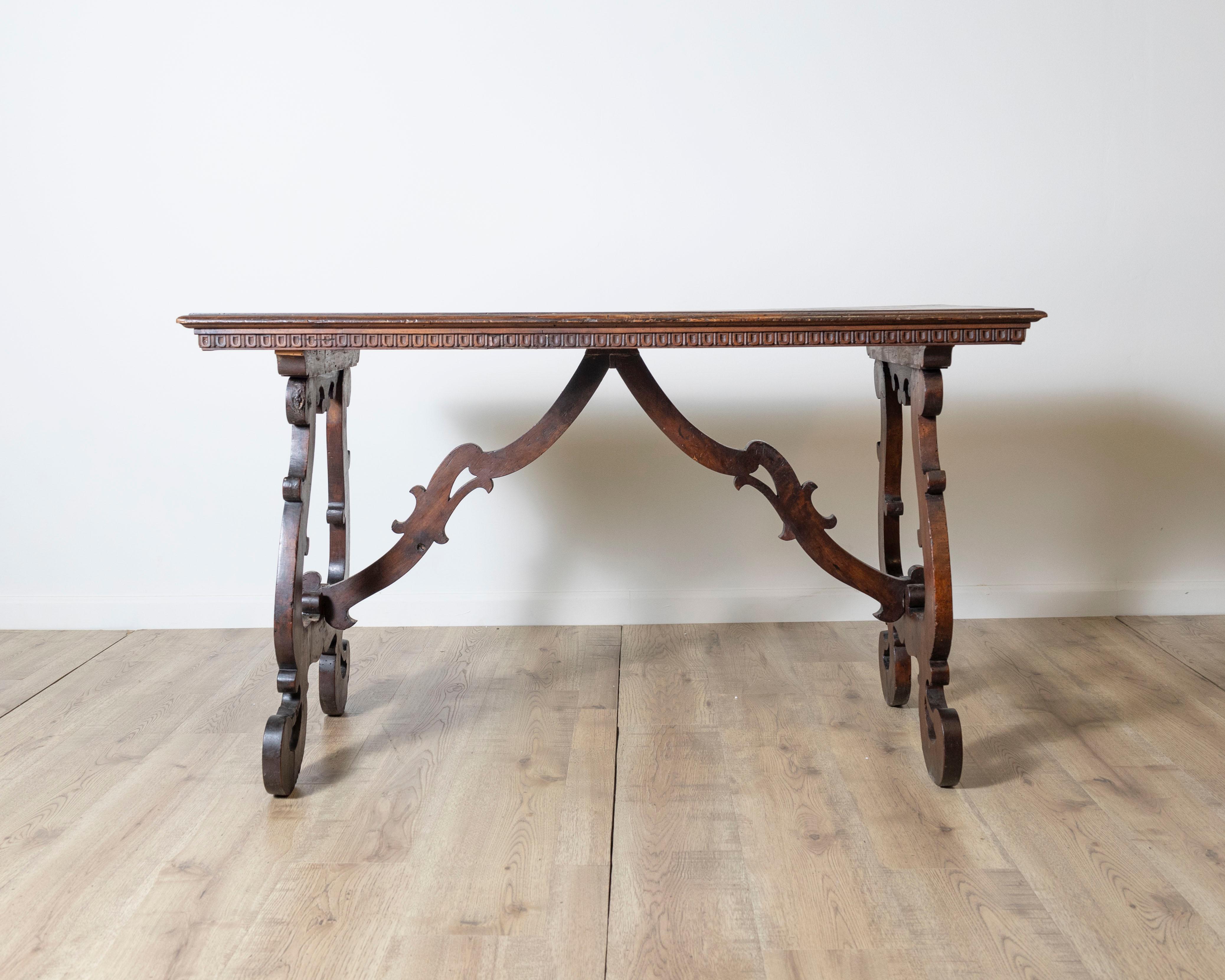 Table Fratino italienne en noyer du début du XVIIIe siècle, d'origine ombrienne en vente 2