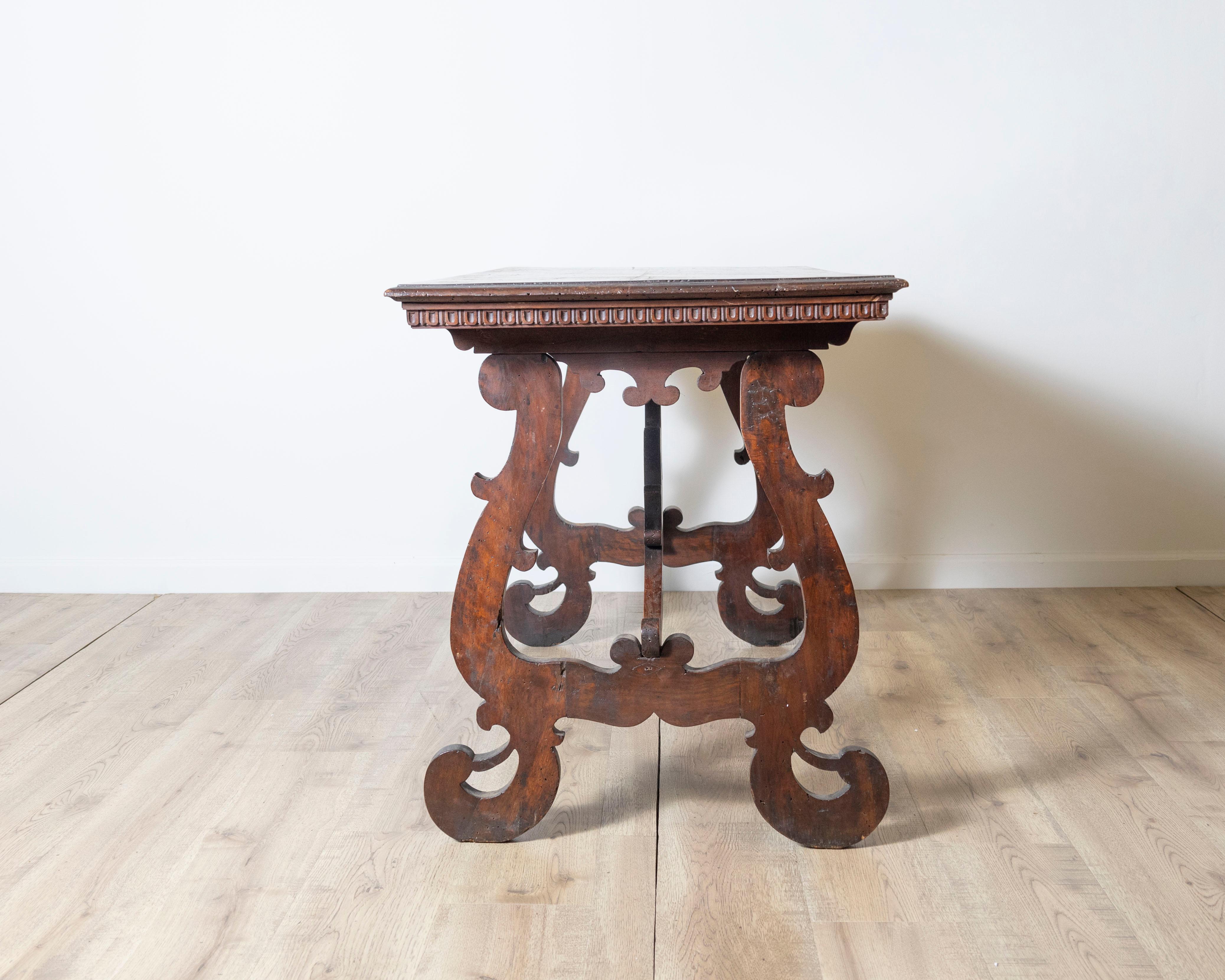 Table Fratino italienne en noyer du début du XVIIIe siècle, d'origine ombrienne en vente 3