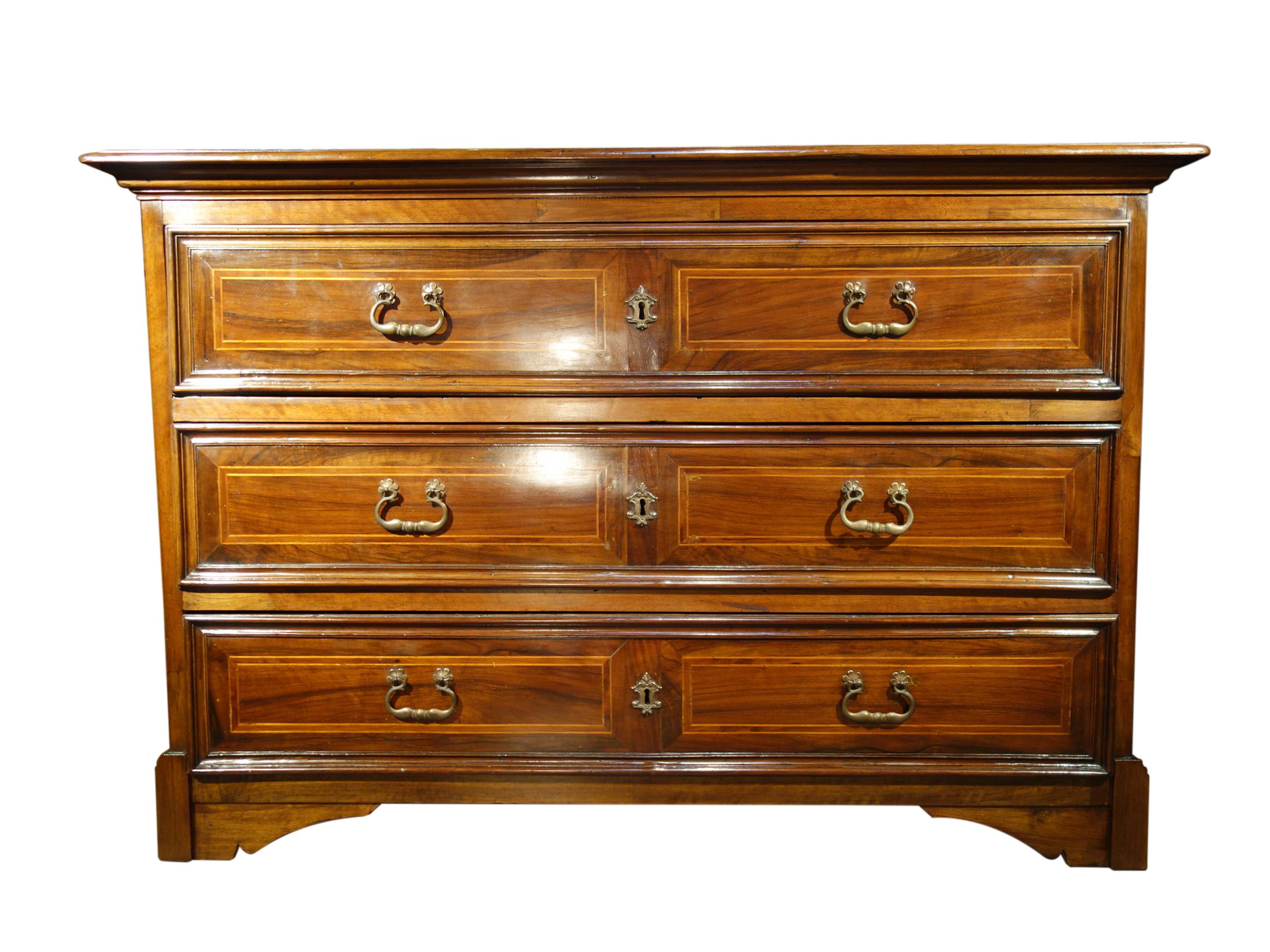 Early 18th Century Italian Louis XIV Walnut Dresser with Fruitwood Inlay & Brass For Sale 2