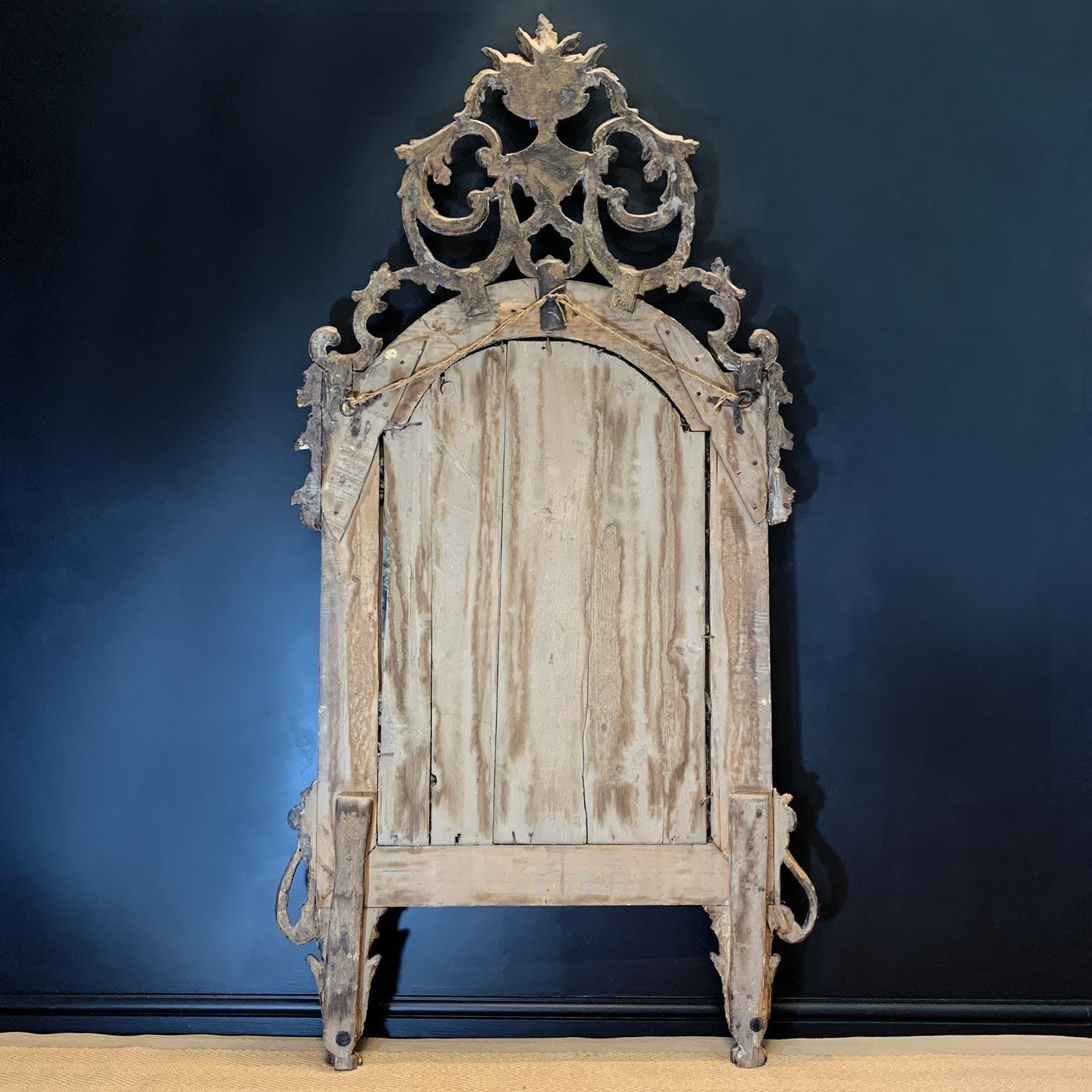 Early 18th Century Giltwood Italian Mirror For Sale 6