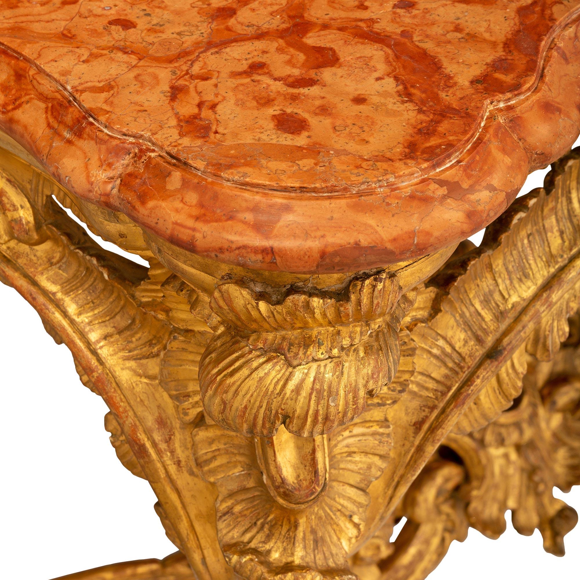 Freistehende italienische Konsole aus Napolitan aus vergoldetem Holz aus dem frühen 18. Jahrhundert (18. Jahrhundert und früher) im Angebot