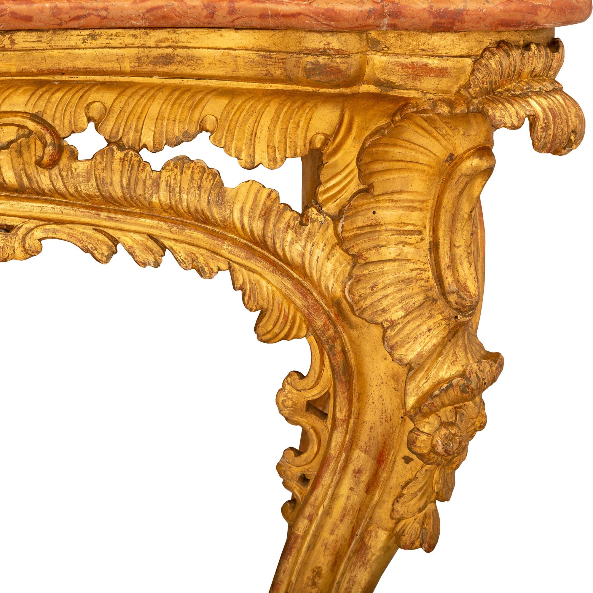 Freistehende italienische Konsole aus Napolitan aus vergoldetem Holz aus dem frühen 18. Jahrhundert (Marmor) im Angebot