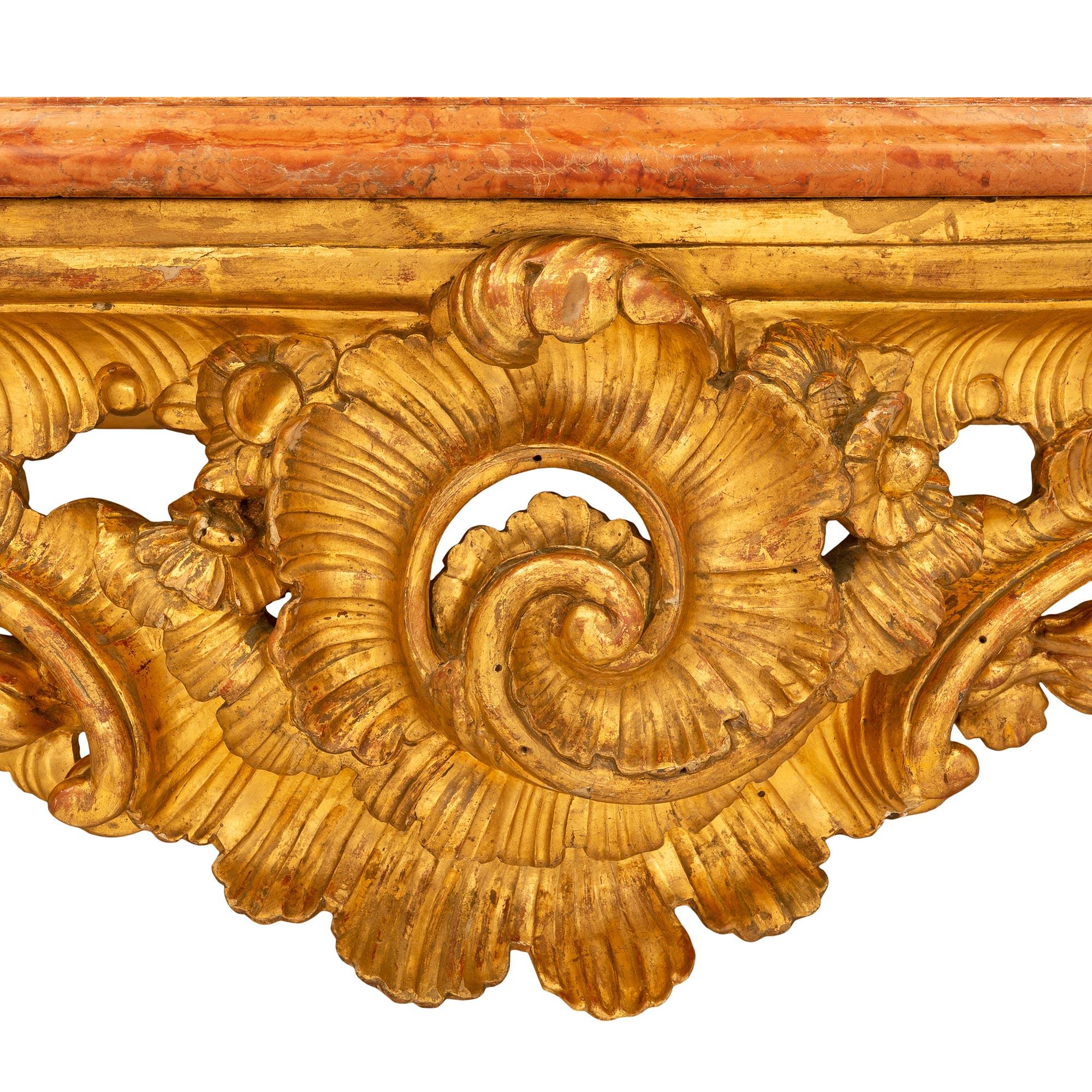 Freistehende italienische Konsole aus Napolitan aus vergoldetem Holz aus dem frühen 18. Jahrhundert im Angebot 1