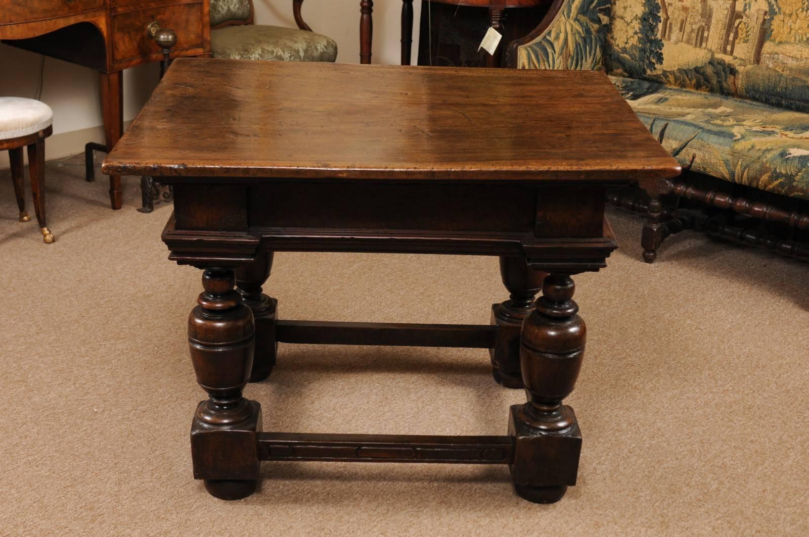 Early 18th Century Italian Renaissance Style Walnut Centre Table For Sale 7