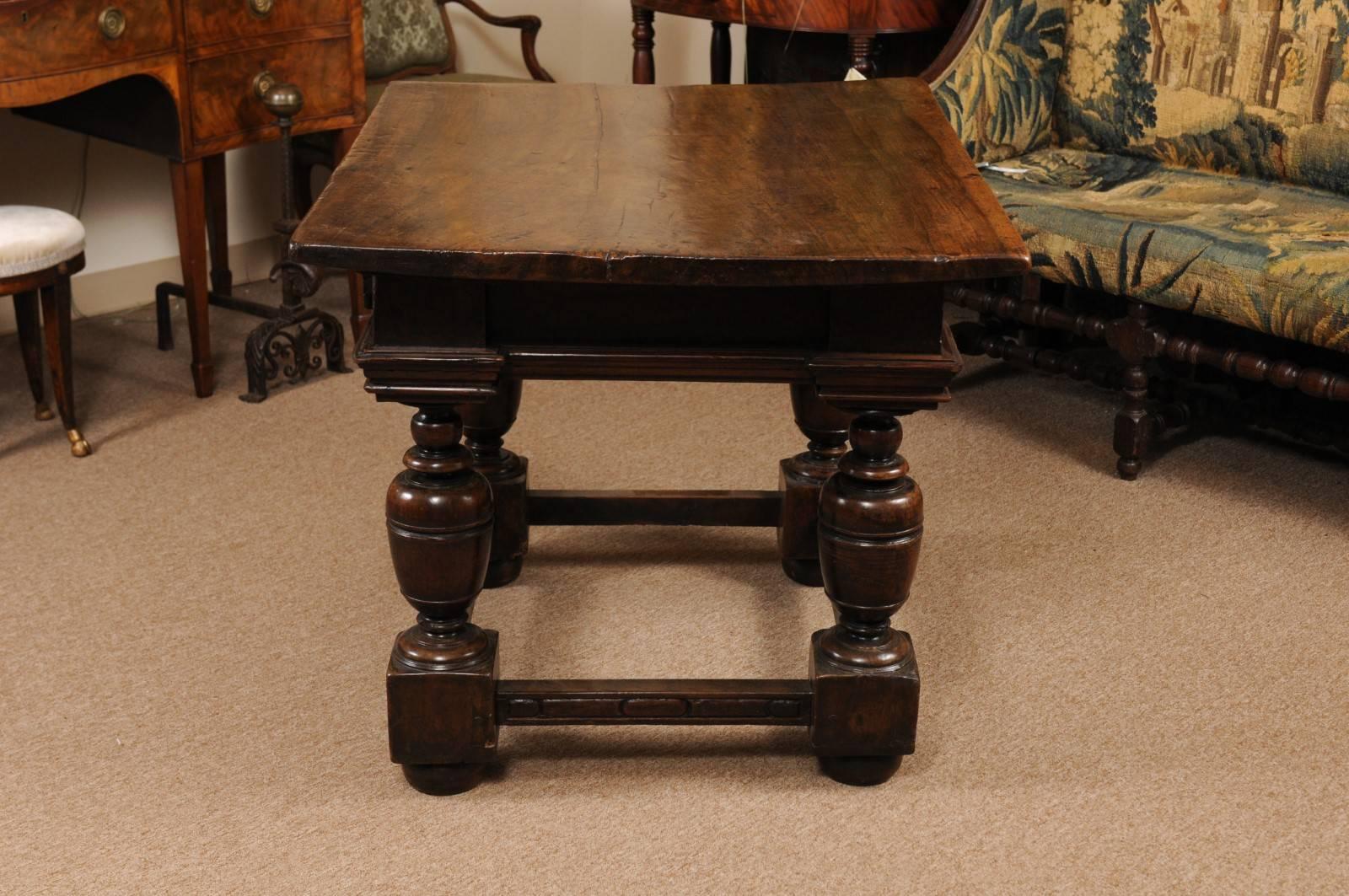 Early 18th Century Italian Renaissance Style Walnut Centre Table For Sale 8