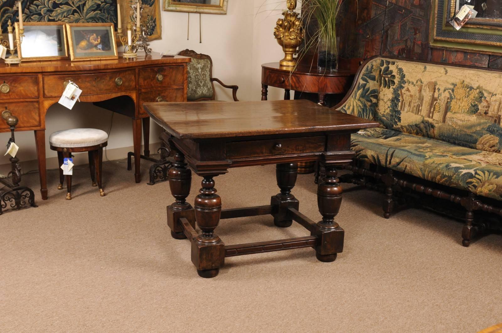 Early 18th Century Italian Renaissance Style Walnut Centre Table In Good Condition For Sale In Atlanta, GA