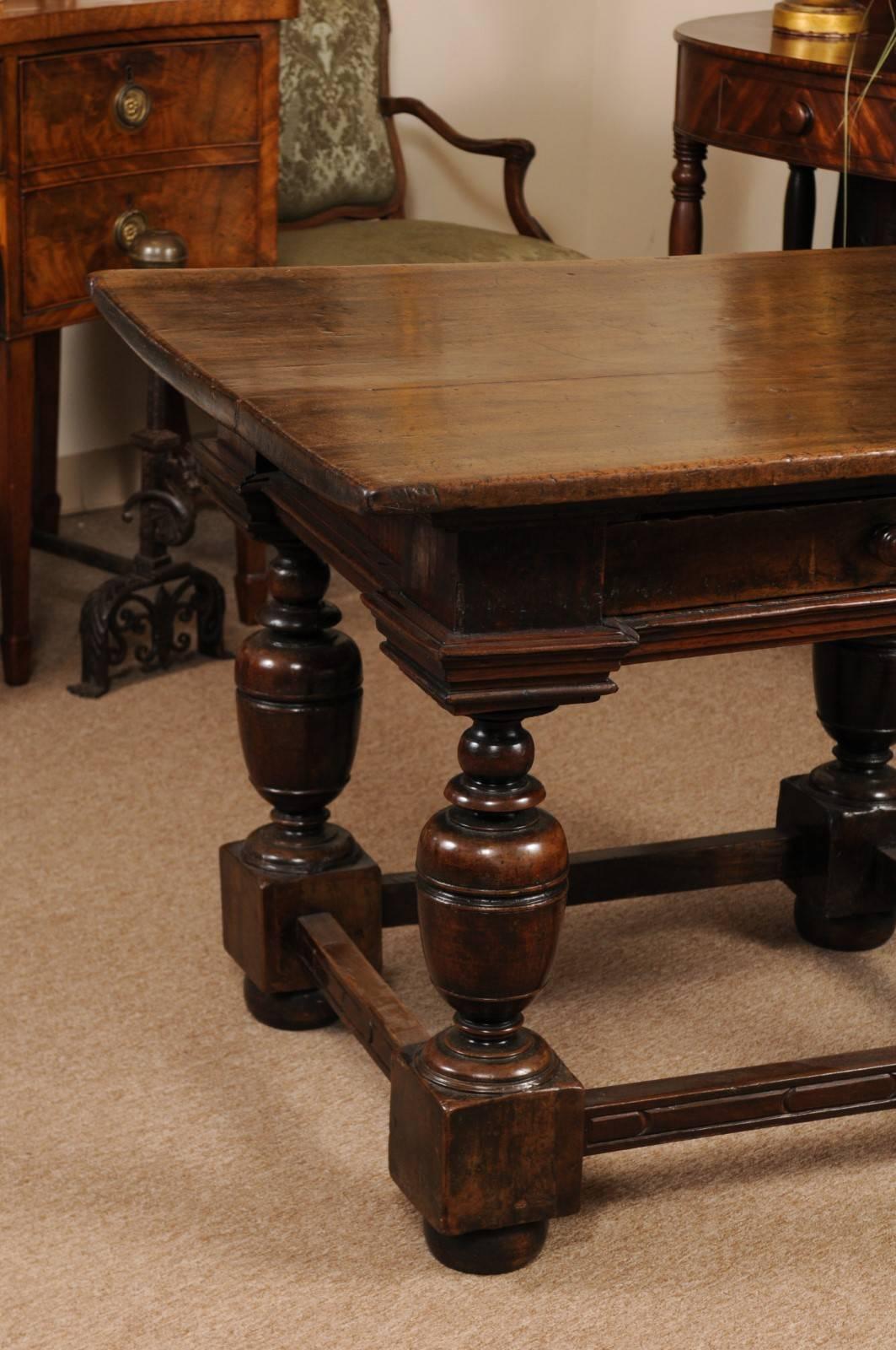 Early 18th Century Italian Renaissance Style Walnut Centre Table For Sale 1