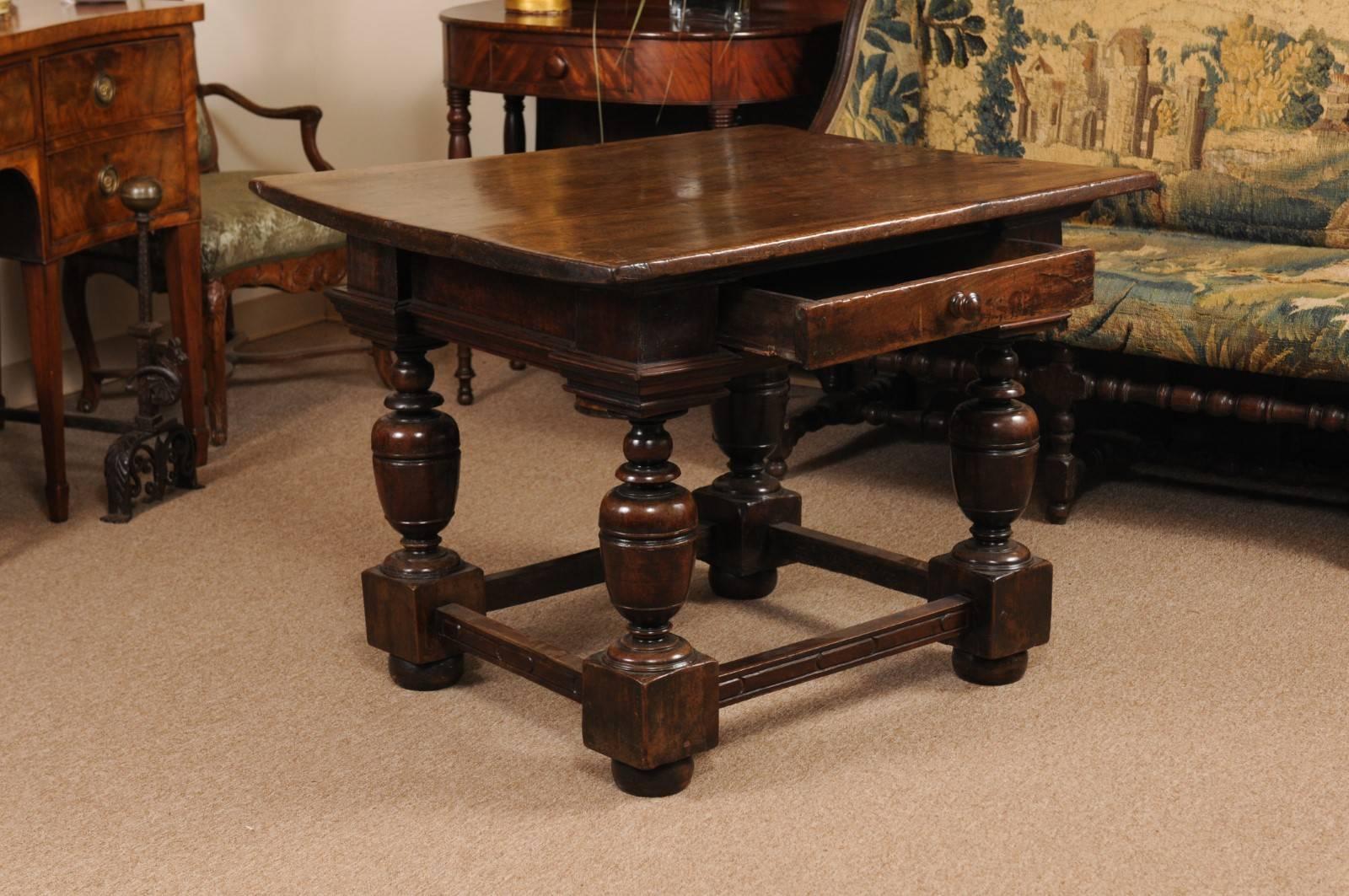 Noyer Table de centre de table en noyer de style Renaissance italienne du début du XVIIIe siècle en vente