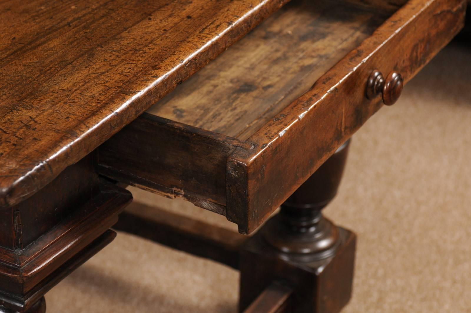 Table de centre de table en noyer de style Renaissance italienne du début du XVIIIe siècle en vente 1
