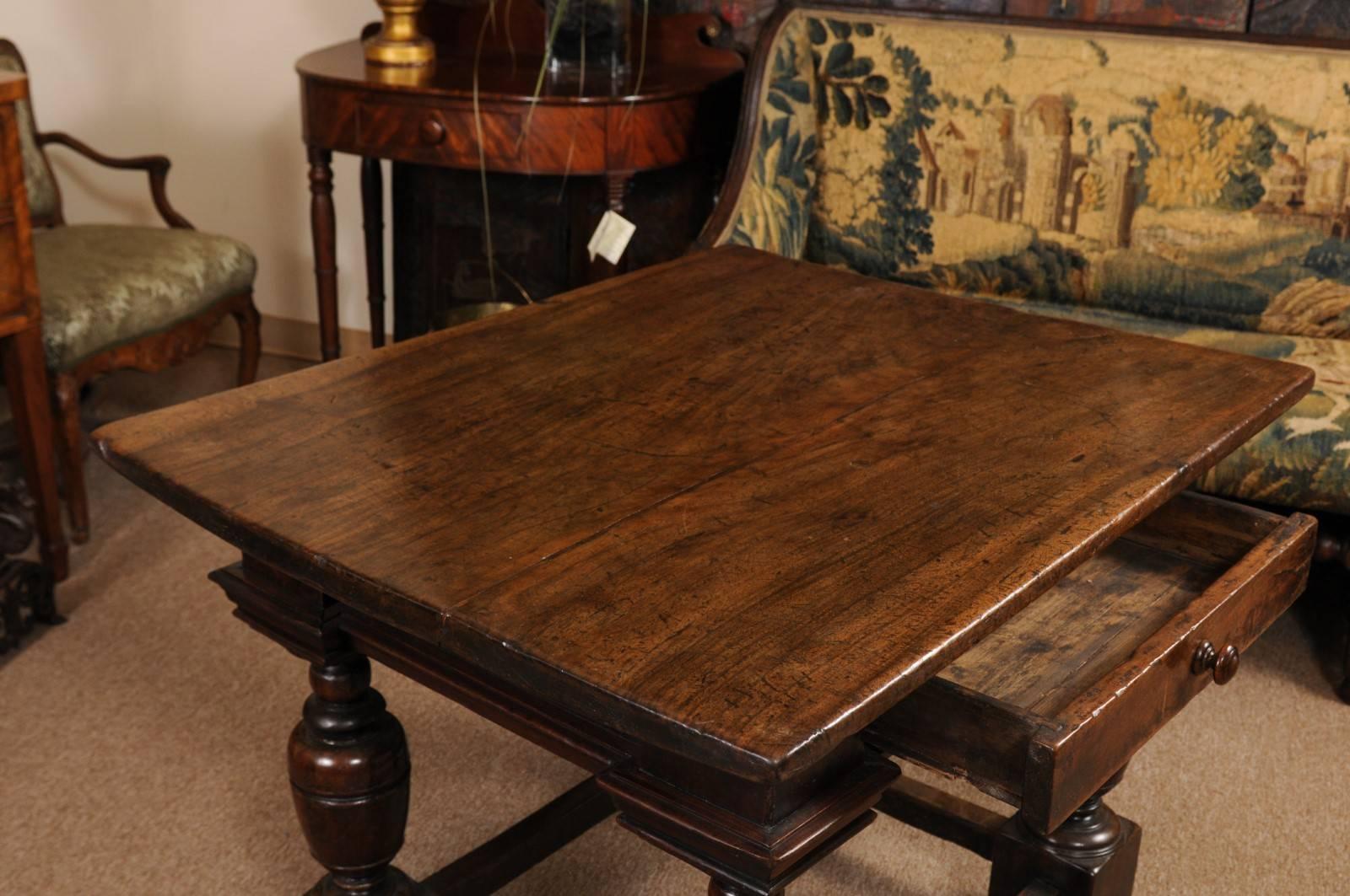 Early 18th Century Italian Renaissance Style Walnut Centre Table For Sale 4