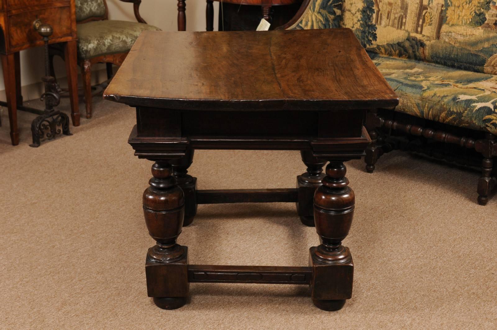 Early 18th Century Italian Renaissance Style Walnut Centre Table For Sale 5