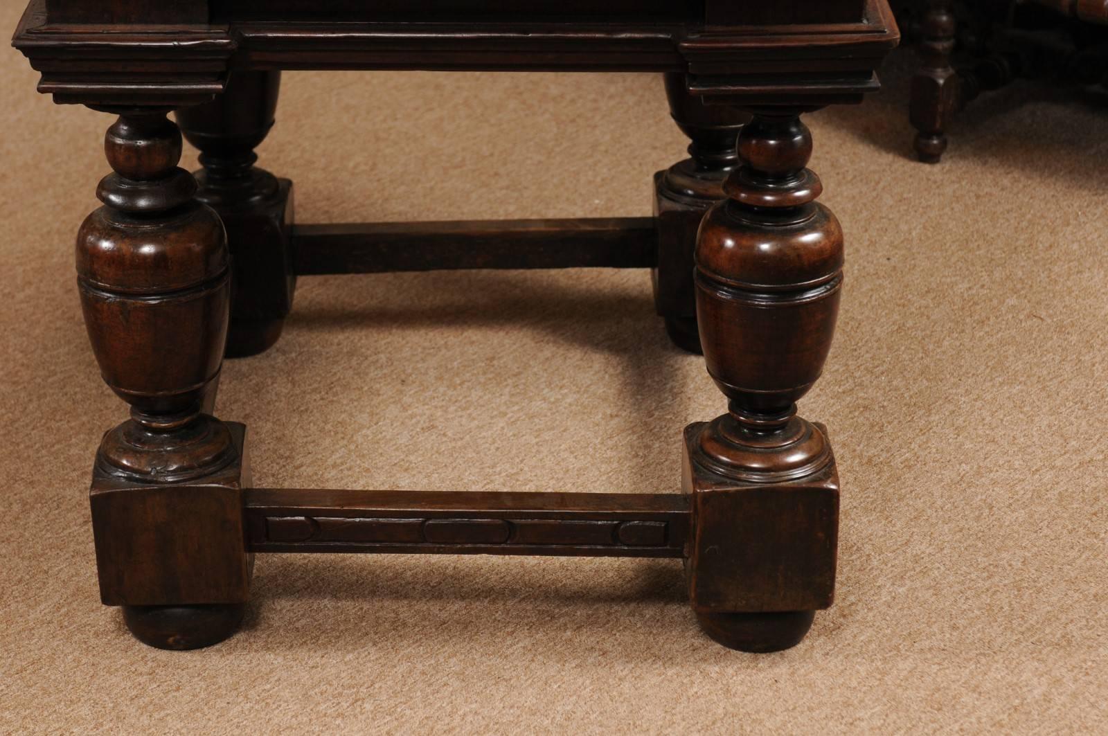 Early 18th Century Italian Renaissance Style Walnut Centre Table For Sale 6