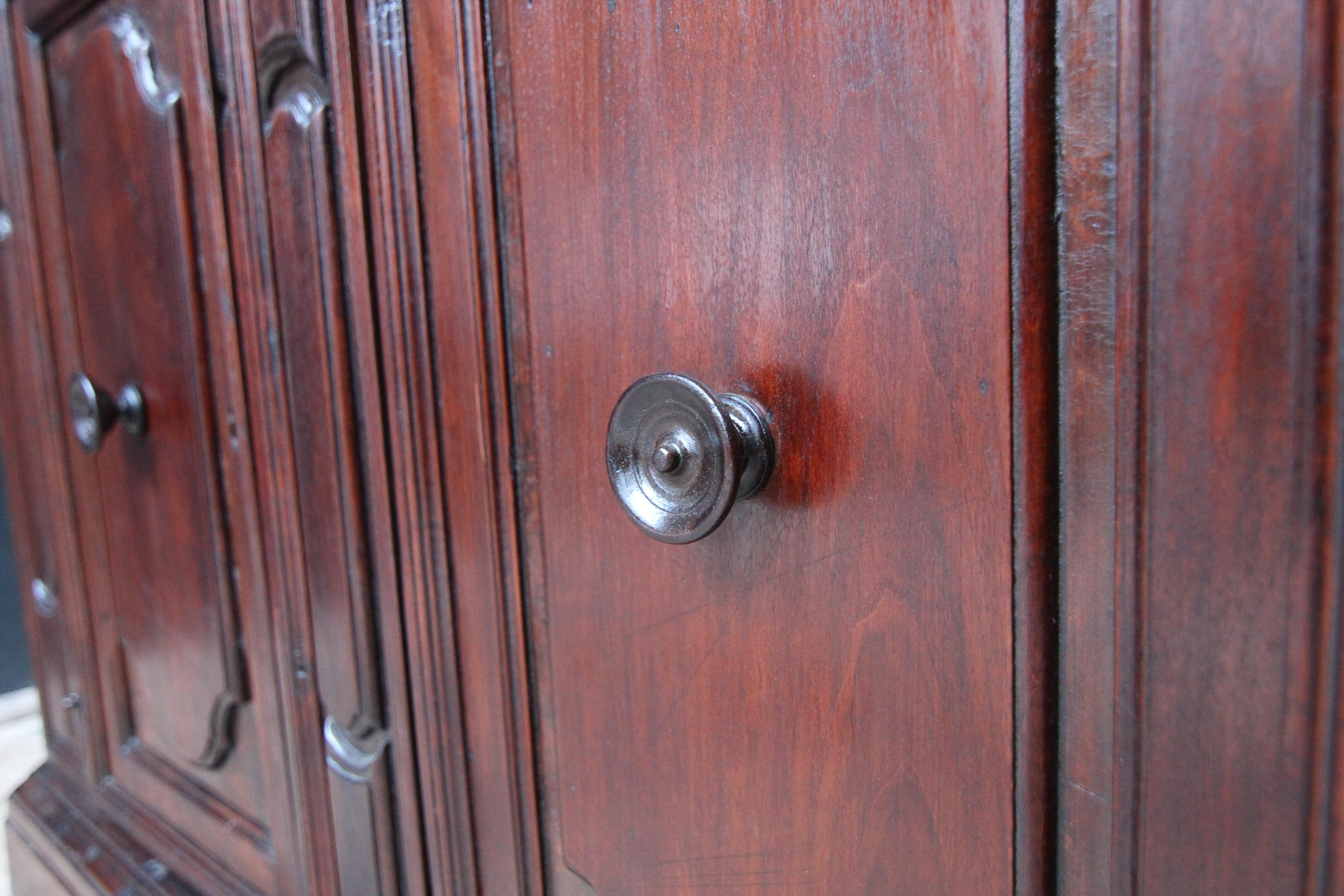 Early 18th Century Italian Scantonata Nutwood Credenza 15