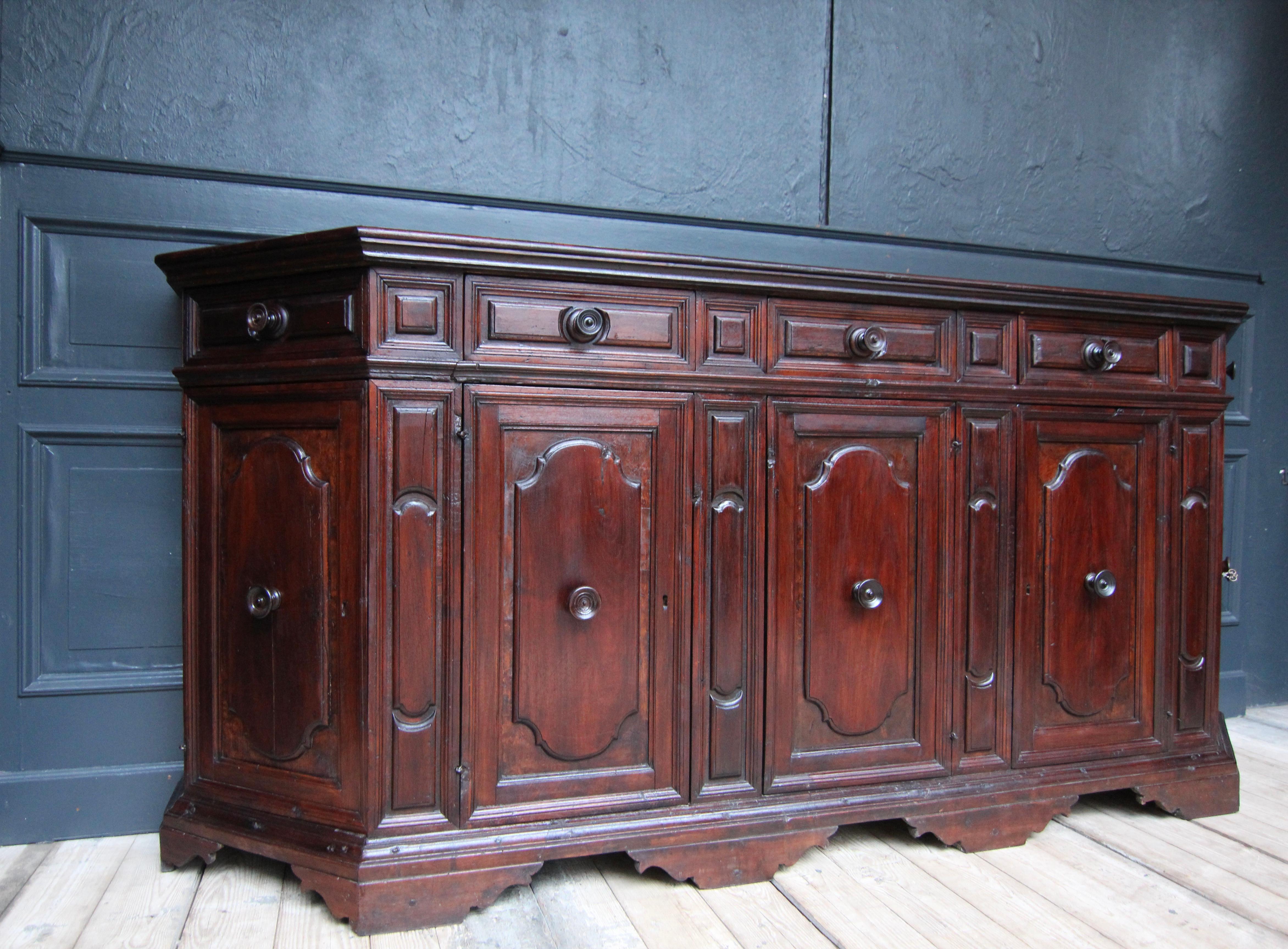 Early 18th Century Italian Scantonata Nutwood Credenza In Good Condition In Dusseldorf, DE