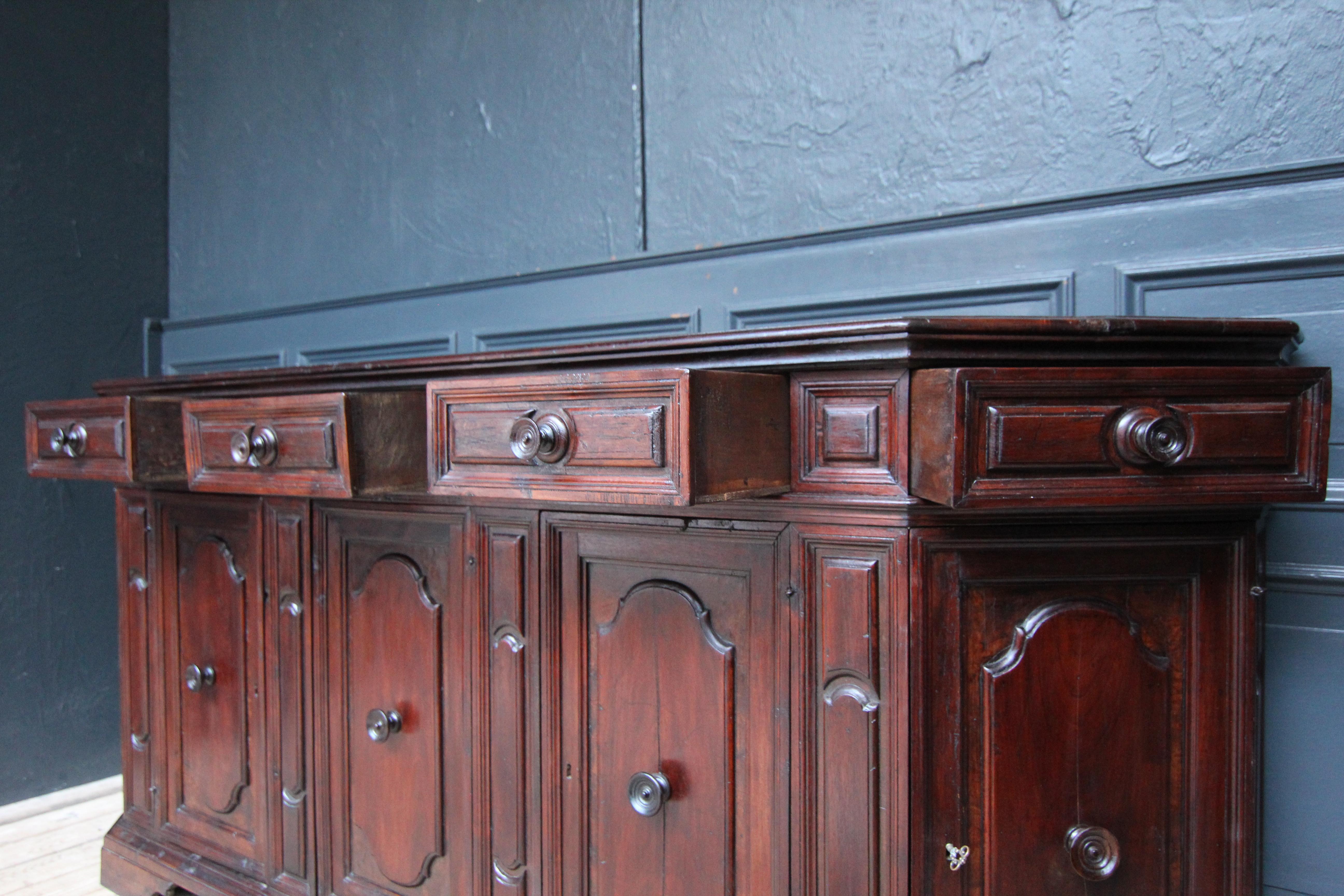 Early 18th Century Italian Scantonata Nutwood Credenza 2