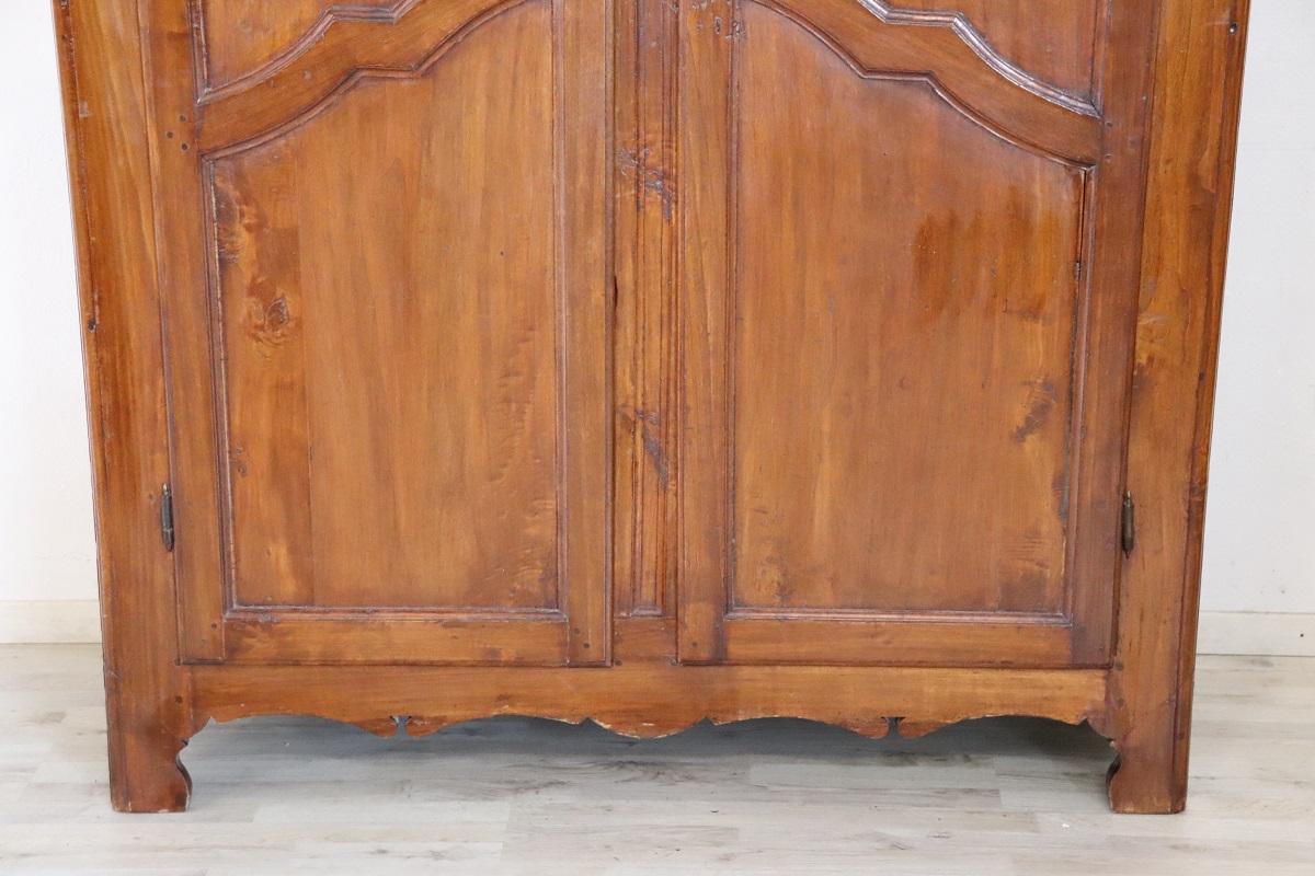 Early 18th Century Italian Solid Poplar Wood Antique Wardrobe or Armoire In Good Condition For Sale In Casale Monferrato, IT