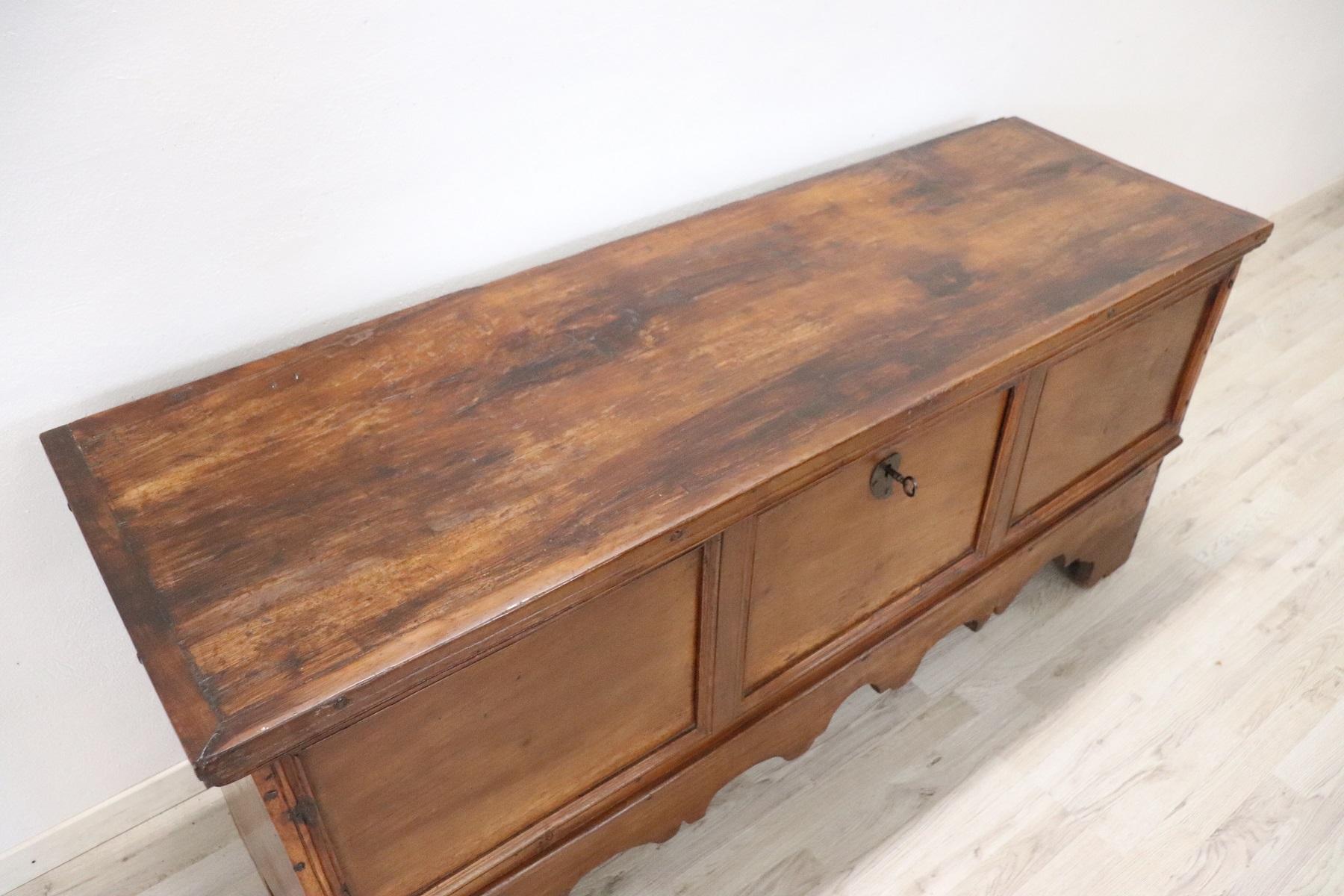 Beautiful in solid patina walnut. The antique blanket chest also completely original and has great charm. Also present original nails. The lid has a refined carving decoration. The body has decorative frames. These were the most used storage units