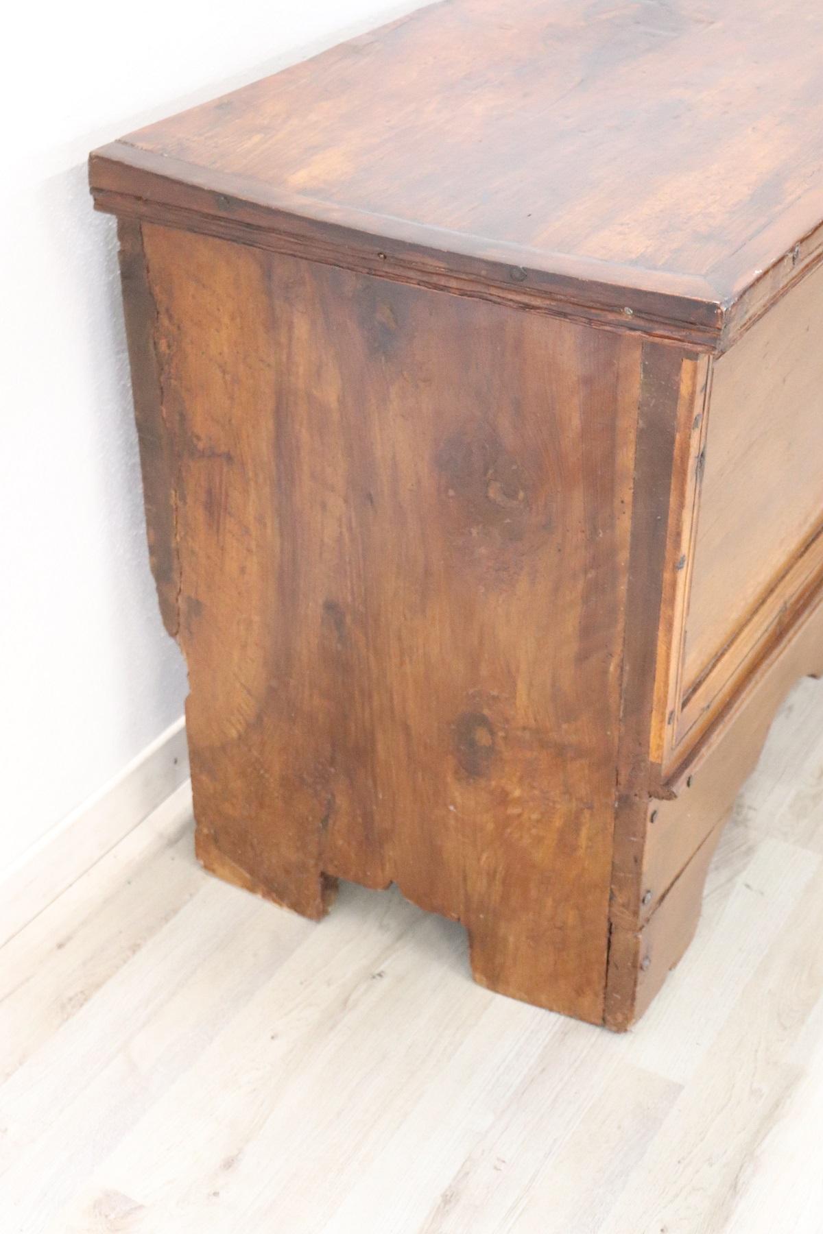 Early 18th Century Italian Solid Walnut Wood Blanket Chest In Excellent Condition In Casale Monferrato, IT