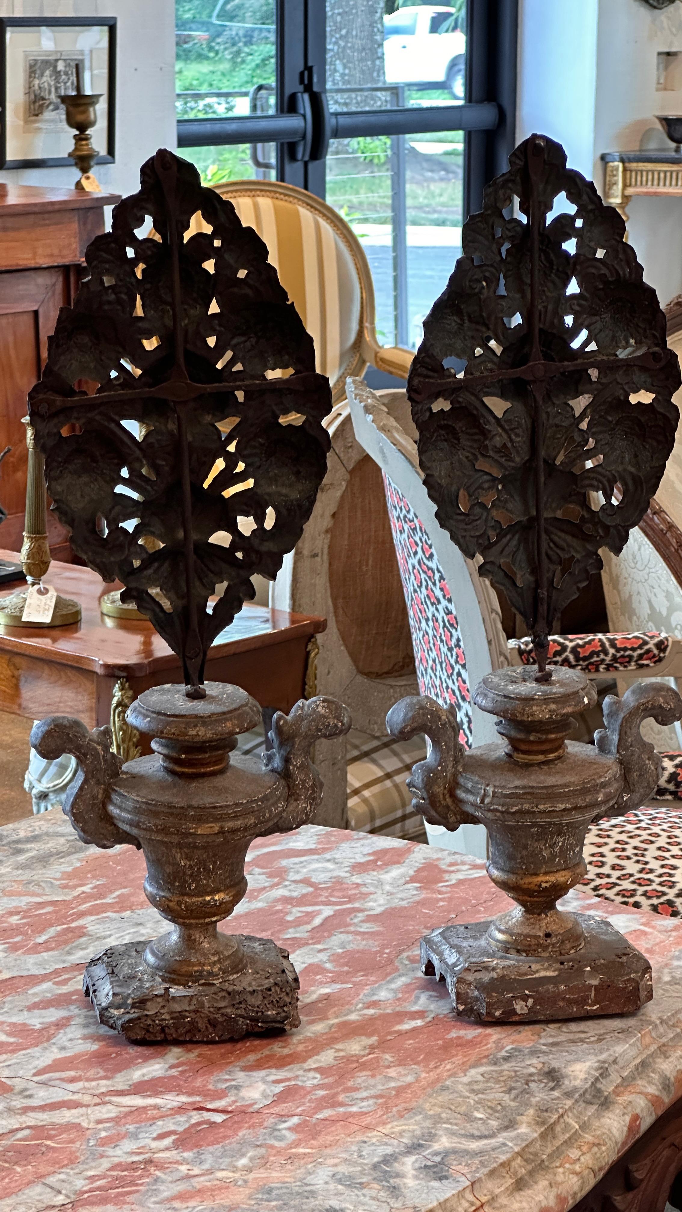 Early 18th Century Italian Urns With Tole Fans 8