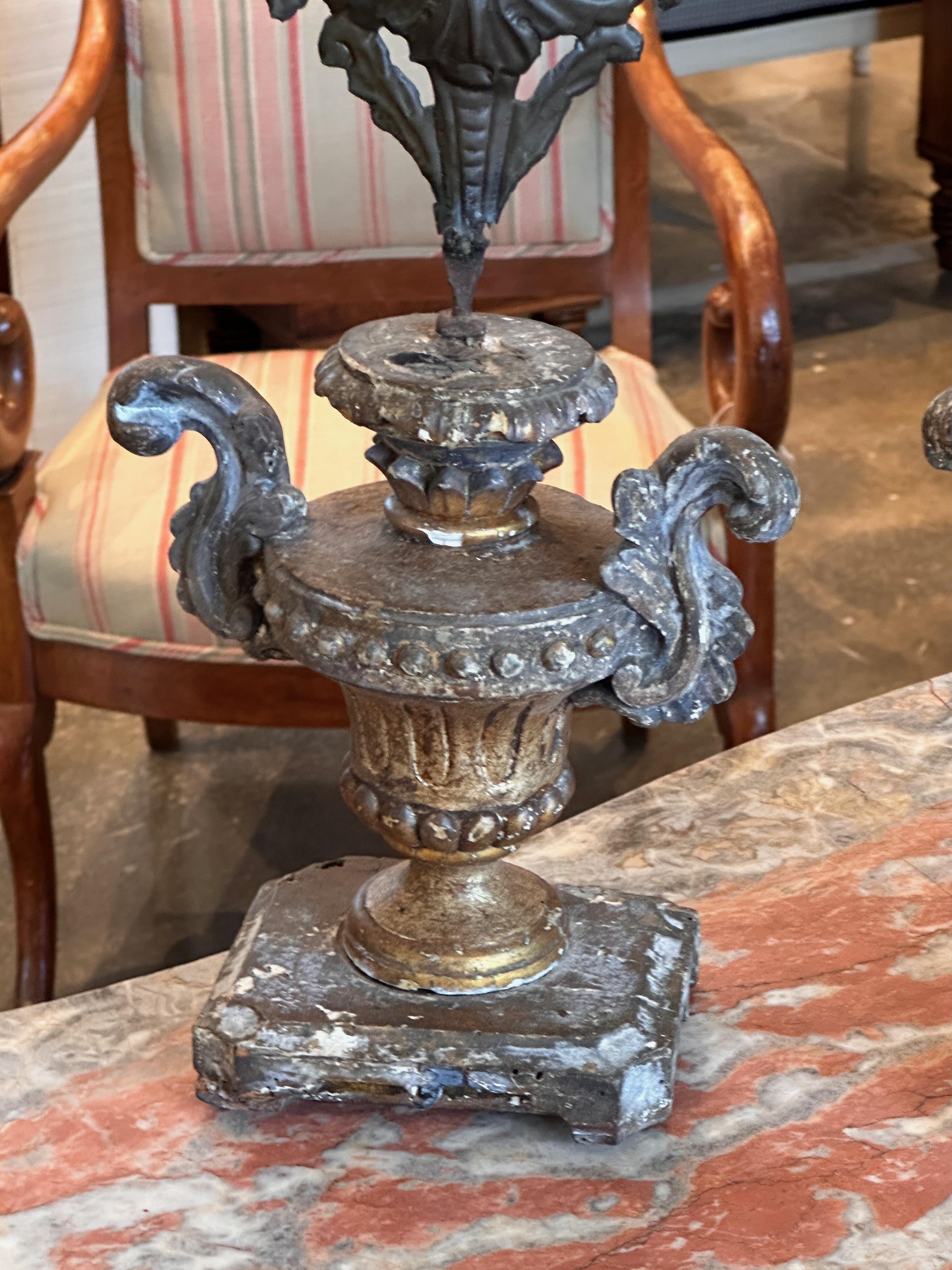 Early 18th Century Italian Urns With Tole Fans 9