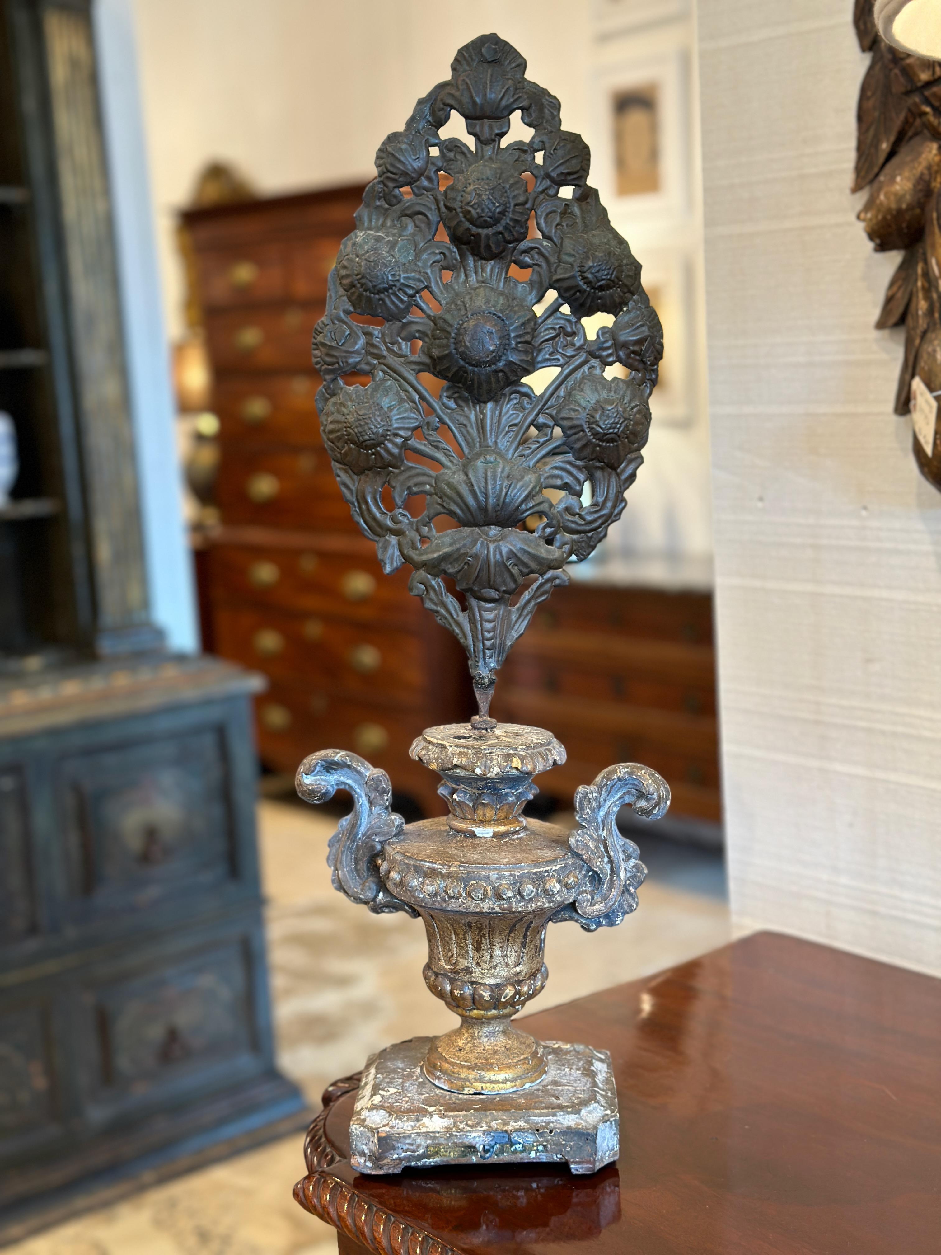 Early 18th Century Italian Urns With Tole Fans In Good Condition In Charlottesville, VA