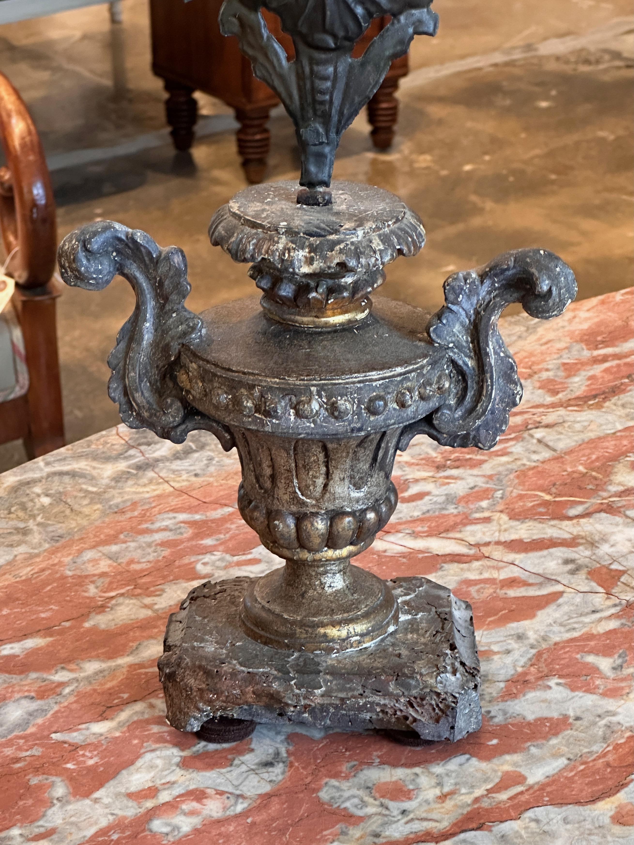 Early 18th Century Italian Urns With Tole Fans 2