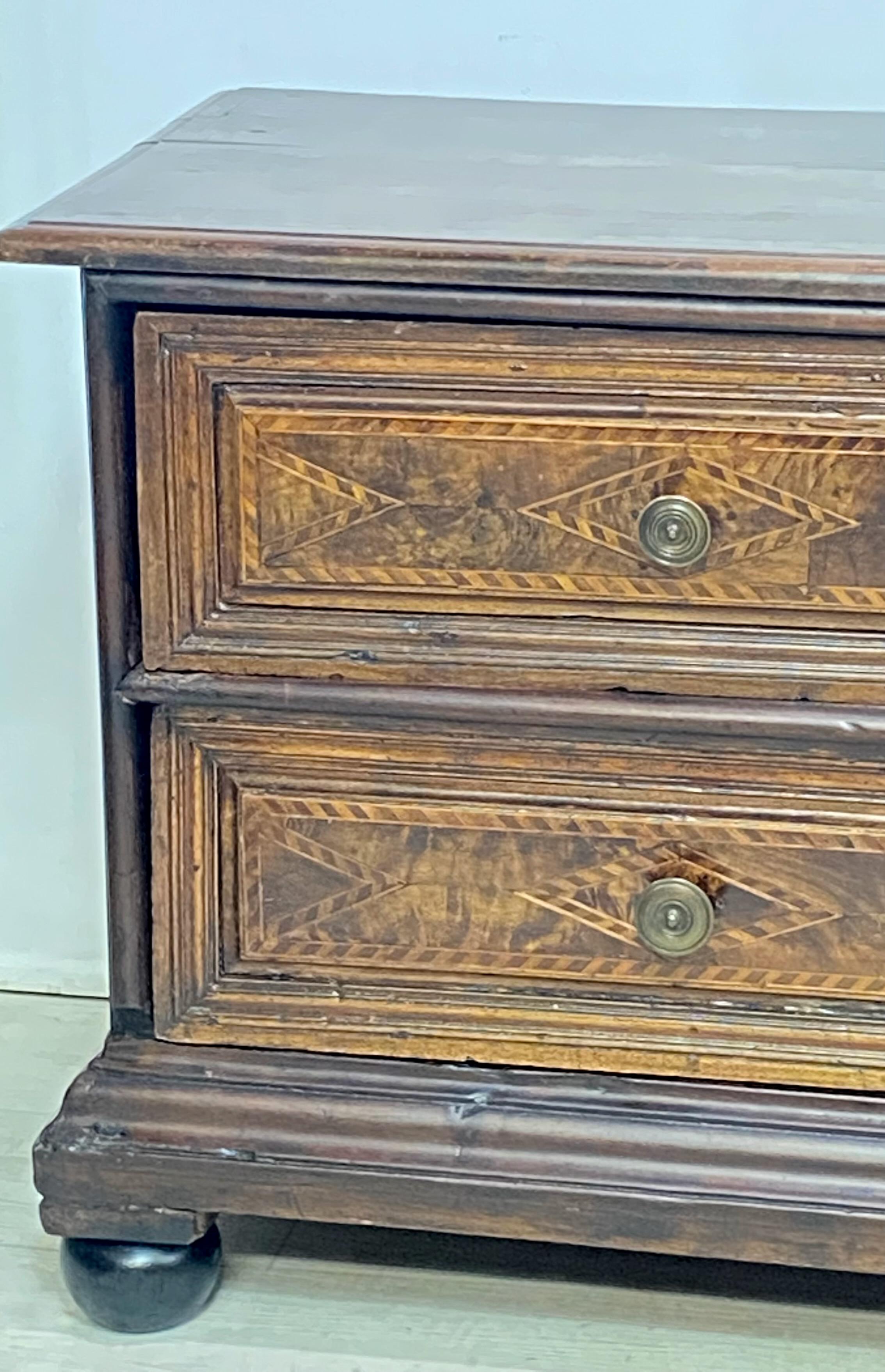 Niedrige Kommode / Bank aus italienischem Nussbaumholz mit zwei Schubladen, frühes 18. Jahrhundert im Zustand „Gut“ im Angebot in San Francisco, CA