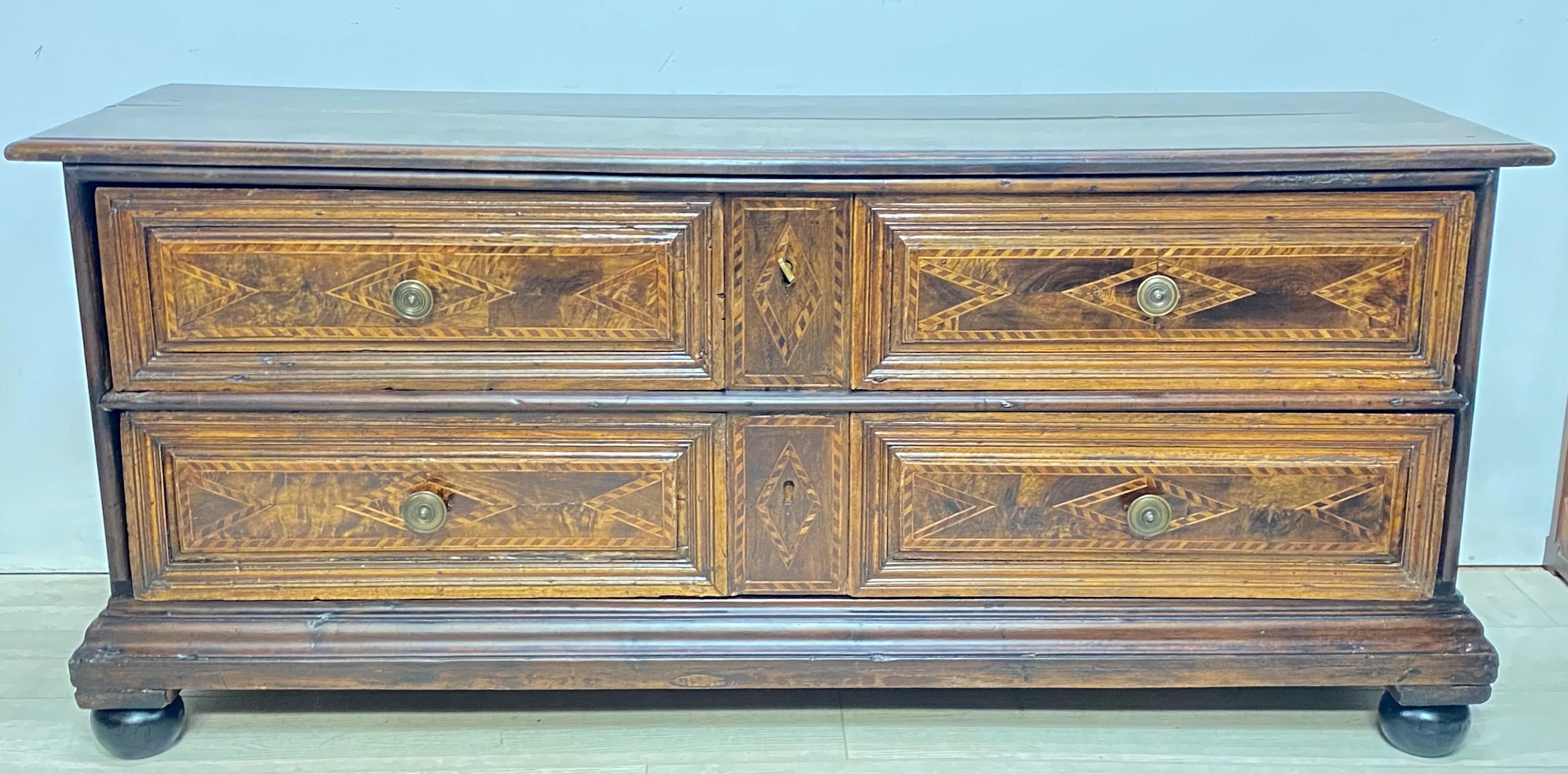Niedrige Kommode / Bank aus italienischem Nussbaumholz mit zwei Schubladen, frühes 18. Jahrhundert im Angebot 2
