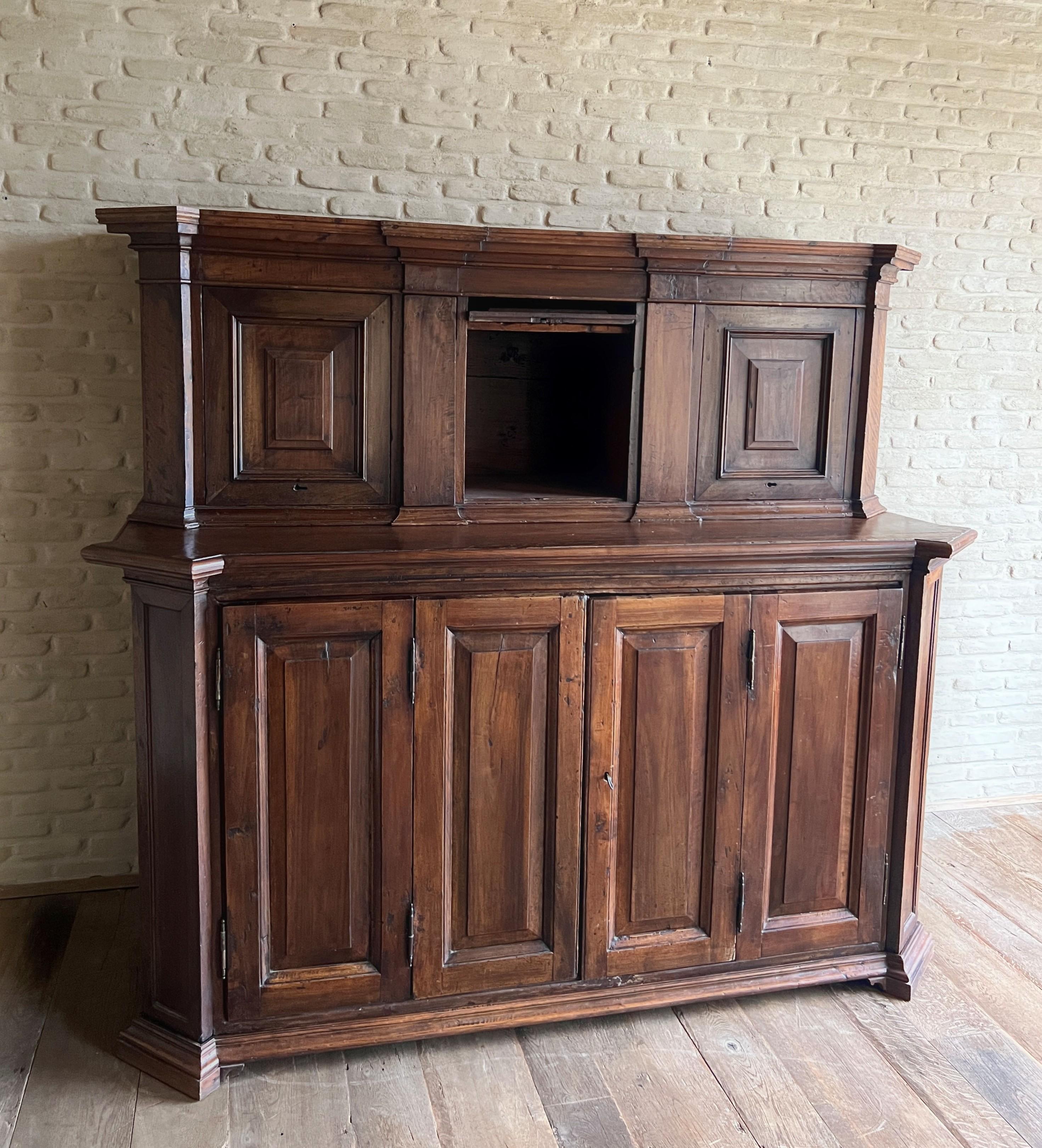 frühes 18. Jahrhundert Italienischer Nussbaum Kredenz-Schrank im Angebot 7