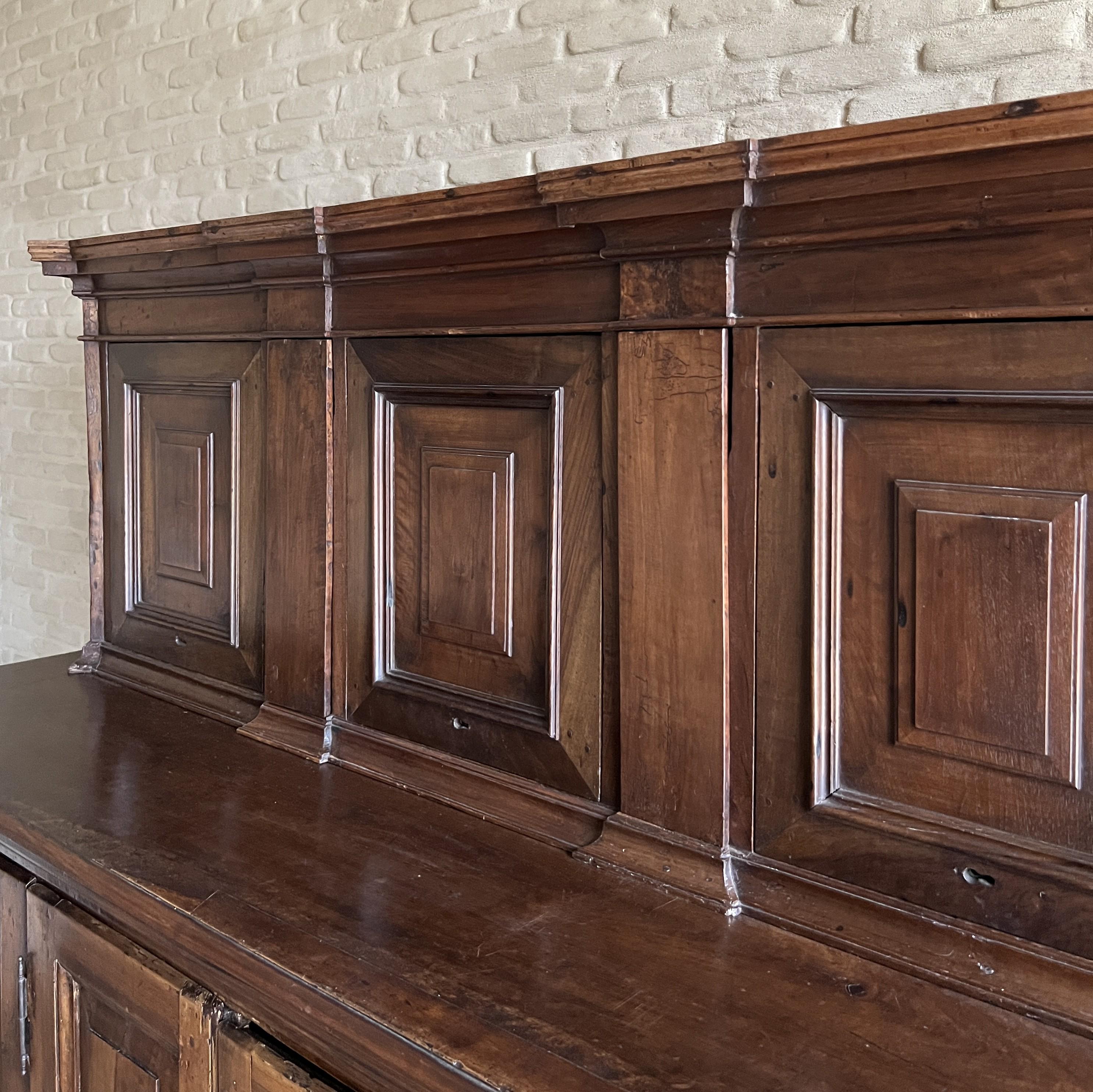 frühes 18. Jahrhundert Italienischer Nussbaum Kredenz-Schrank im Angebot 11